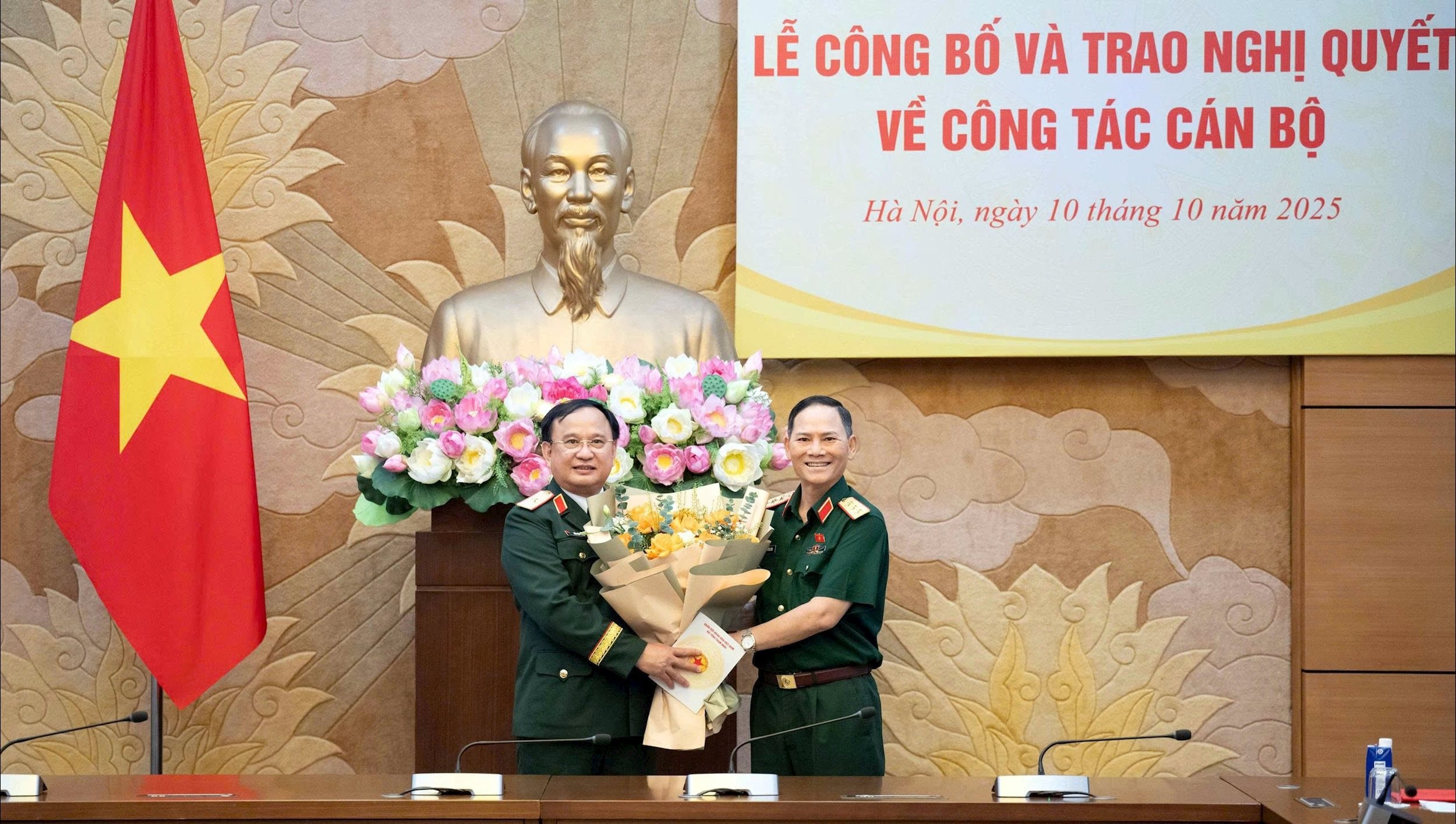 cac-dai-bieu-tang-hoa-chuc-mung-pho-chu-nhiem-uy-ban-quoc-phong-an-ninh-va-doi-ngoai-tran-duc-thuan.jpg