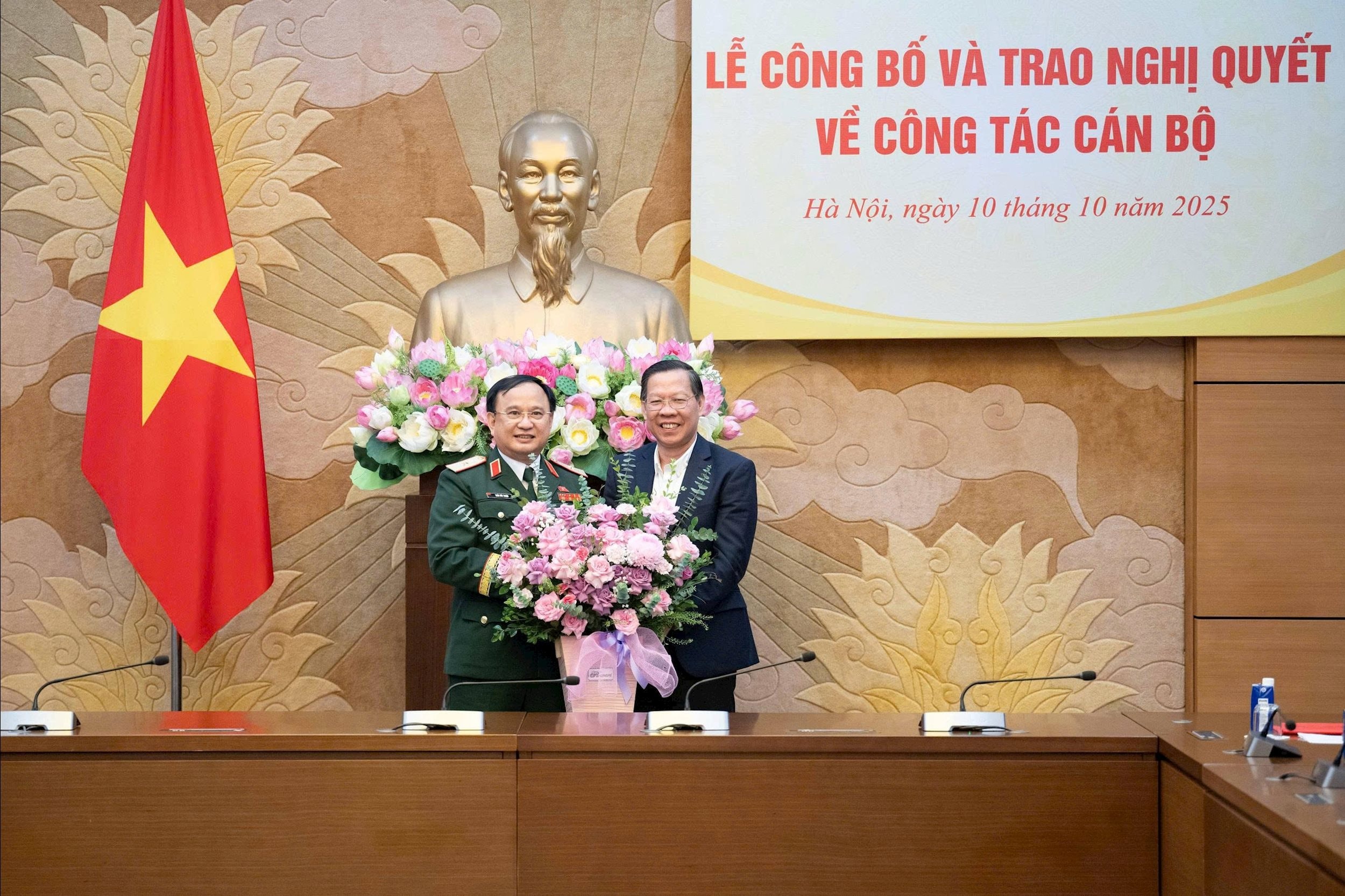 chu-nhiem-uy-ban-kinh-te-va-tai-chinh-phan-van-mai-tang-hoa-chuc-mung-pho-chu-nhiem-uy-ban-quoc-phong-an-ninh-va-doi-ngoai-tran-duc-thuan.jpg