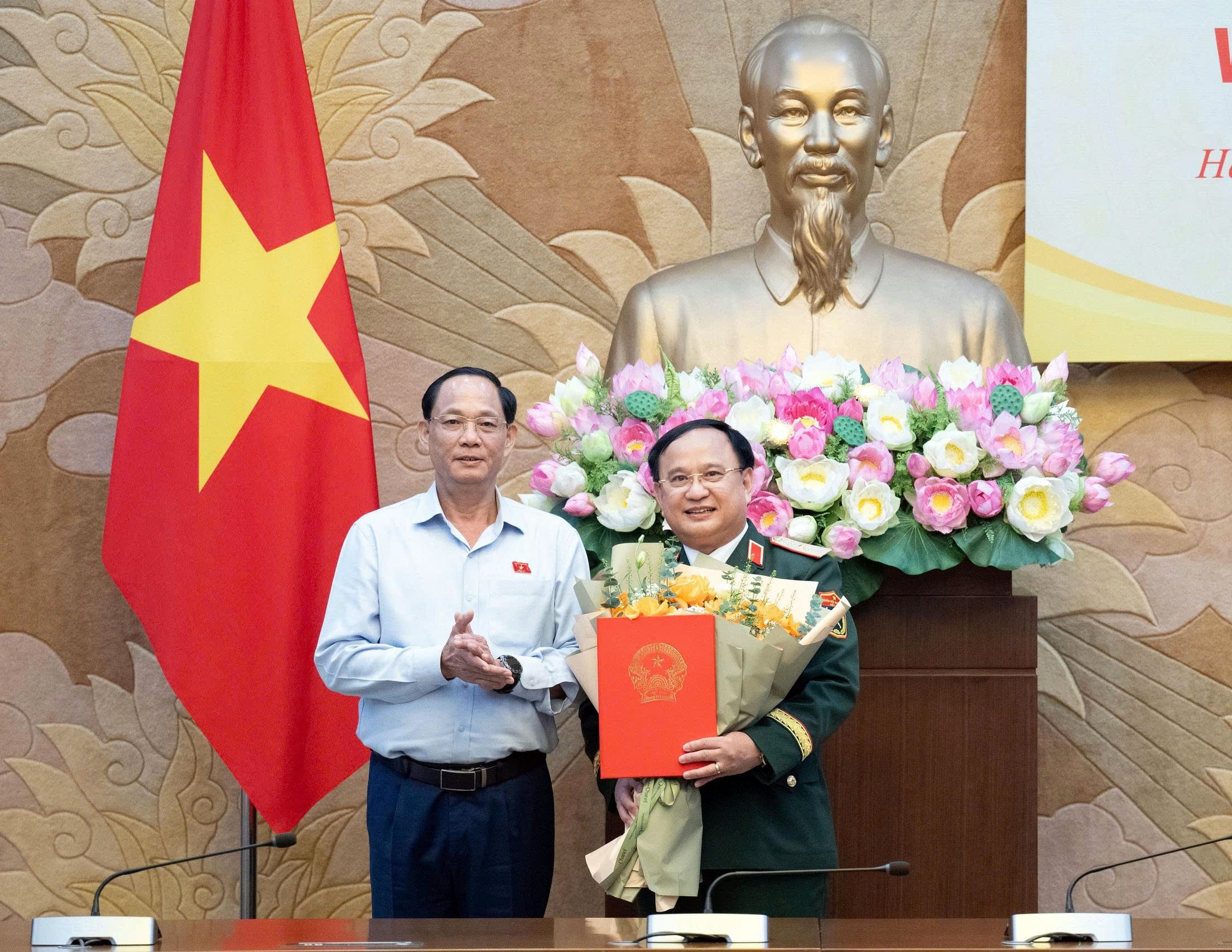 pho-chu-tich-quoc-hoi-thuong-tuong-tran-quang-phuong-trao-nghi-quyet-va-tang-hoa-chuc-mung-pho-chu-nhiem-uy-ban-quoc-phong-an-ninh-va-doi-ngoai-tran-duc-thuan.jpg