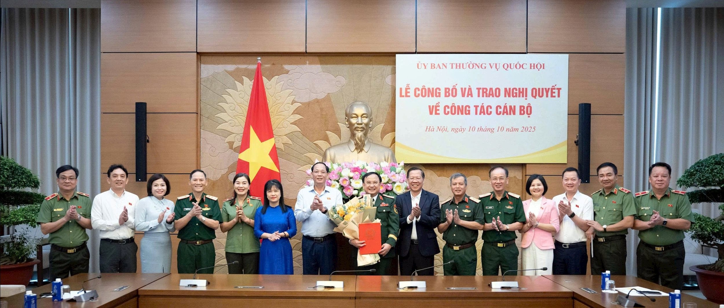 pho-chu-tich-quoc-hoi-thuong-tuong-tran-quang-phuong-va-cac-dai-bieu-chup-hinh-luu-niem.jpg