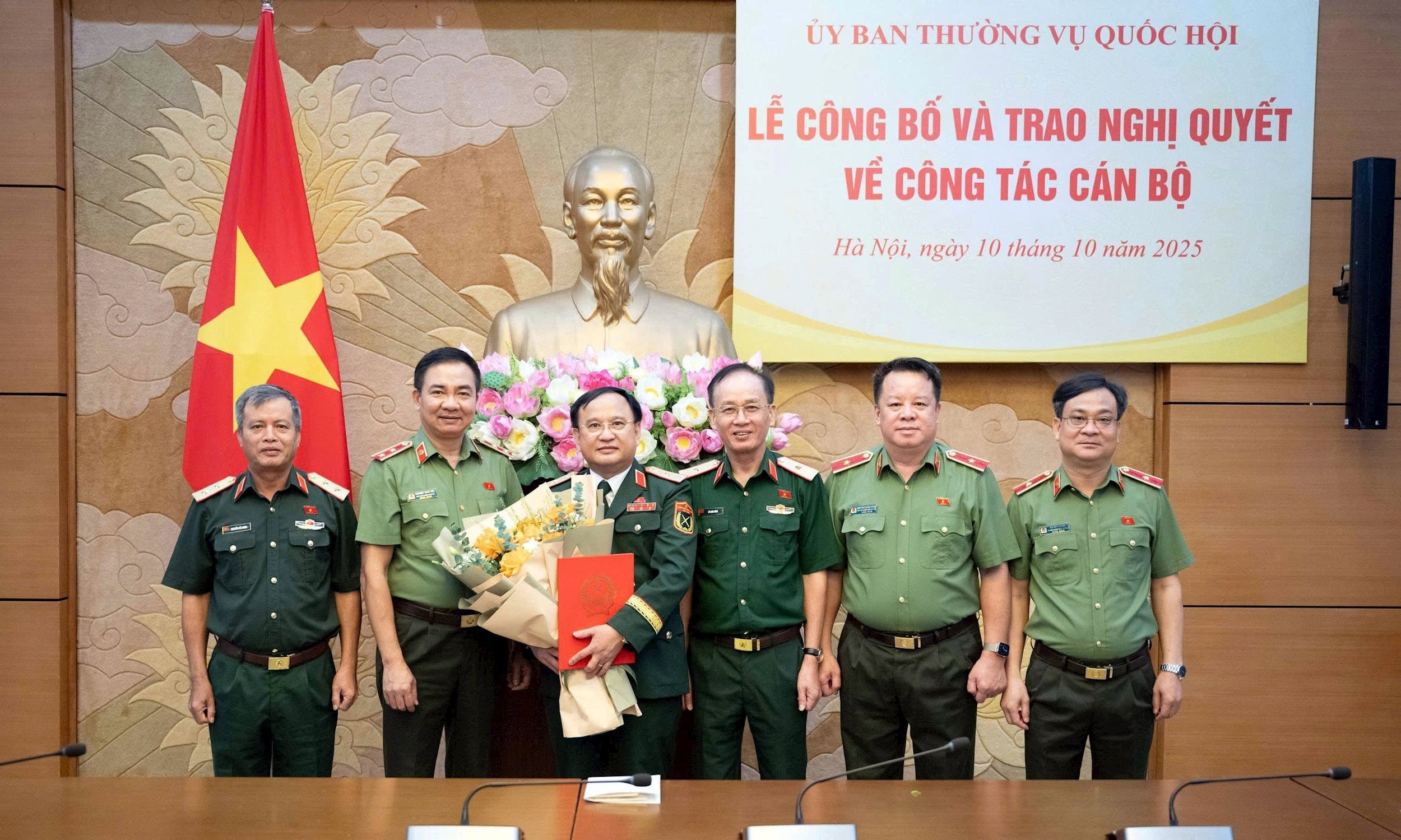 thuong-truc-uy-ban-quoc-phong-an-ninh-va-doi-ngoai-tang-hoa-chuc-mung-pho-chu-nhiem-uy-ban-quoc-phong-an-ninh-va-doi-ngoai-tran-duc-thuan.jpg