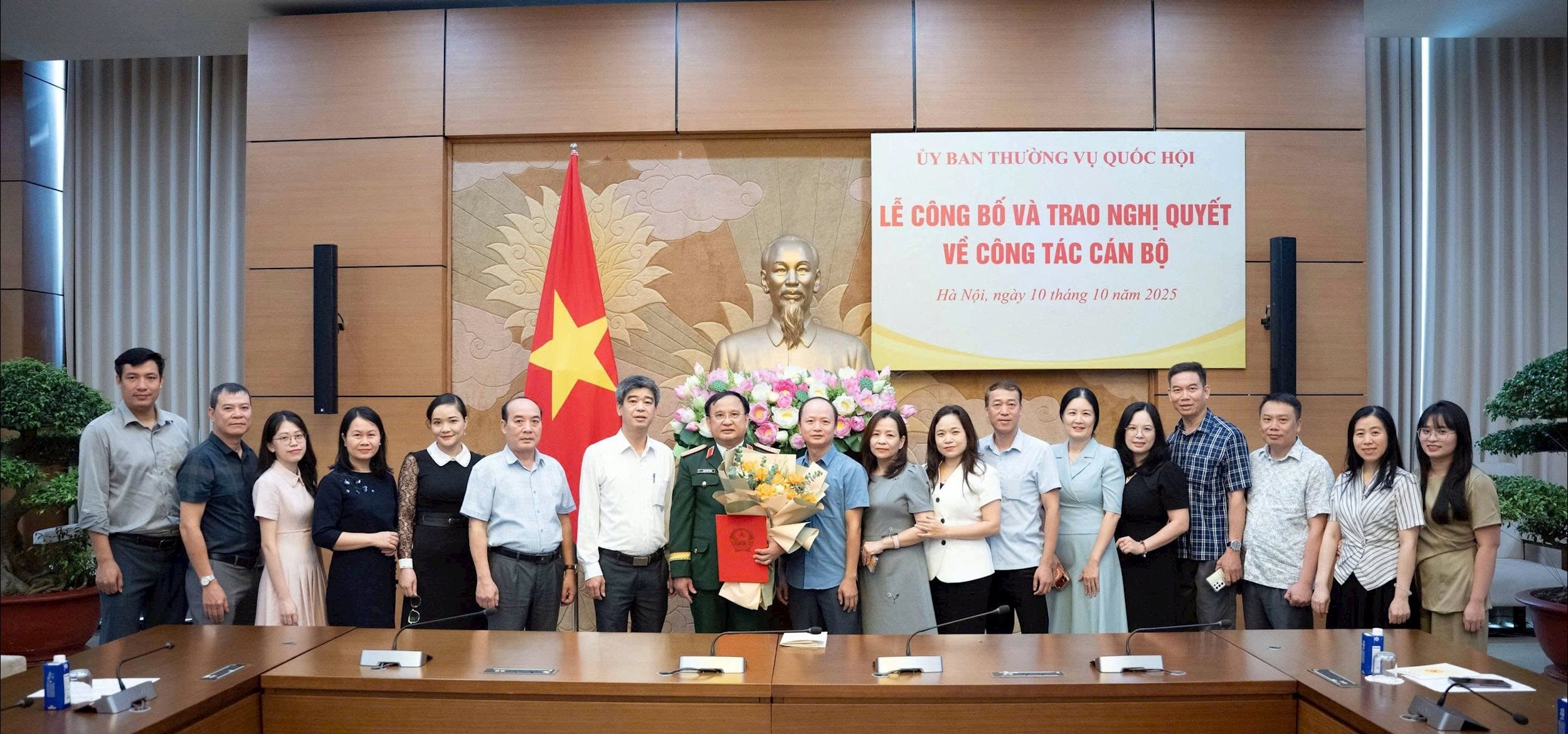 vu-quoc-phong-an-ninh-va-doi-ngoai-tang-hoa-chuc-mung-pho-chu-nhiem-uy-ban-quoc-phong-an-ninh-va-doi-ngoai-tran-duc-thuan.jpg