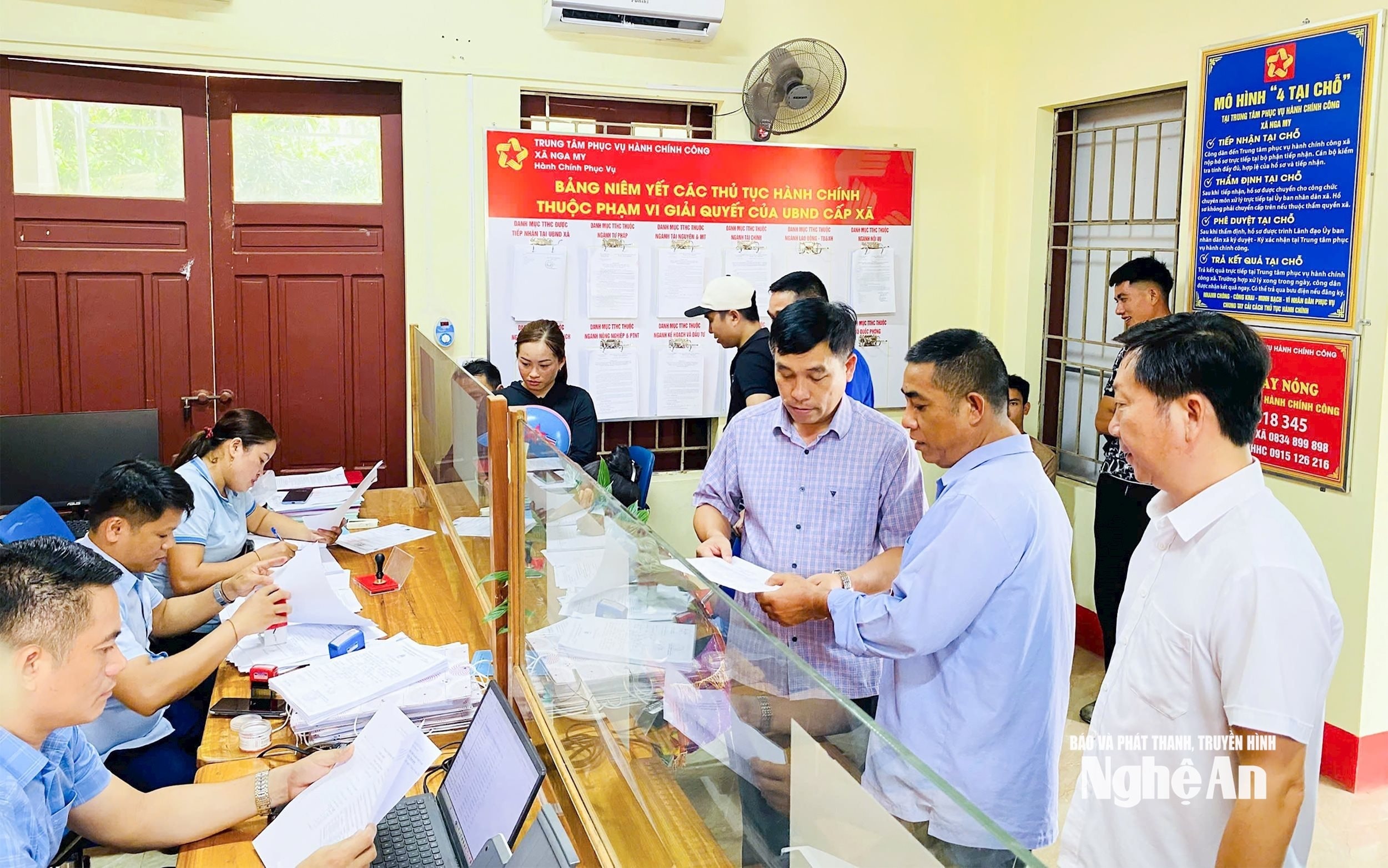 bna_-can-bo-can-bo-chuc-xa-nga-my-giai-quyet-thu-tuc-hanh-chinh-cho-nguoi-dan.-anh-mai-hoa.jpg
