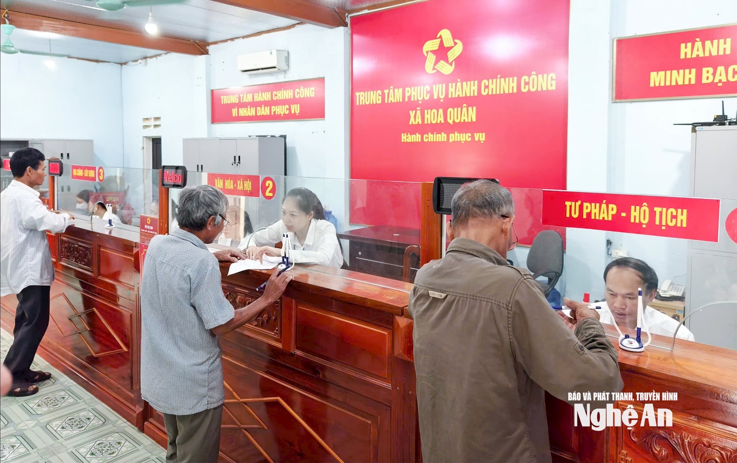 bna_-can-bo-cong-chuc-xa-hoa-quan-giai-quyet-thu-tuc-hanh-chinh-cho-nguoi-dan.-anh-mai-hoa(1).jpg