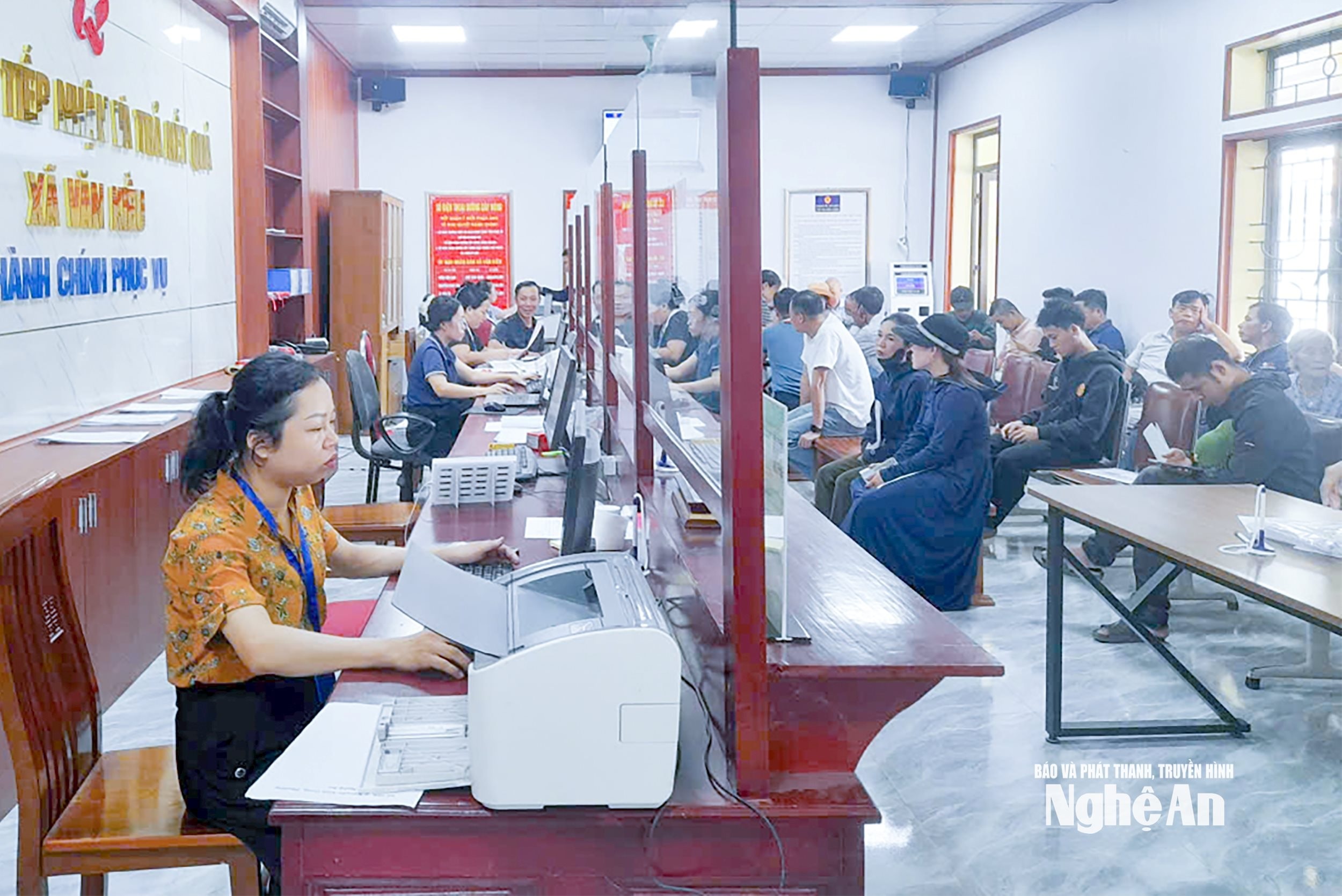 bna_-can-bo-cong-chuc-xa-van-kieu-giai-quyet-thu-tuc-hanh-chinh-cho-nguoi-dan.-anh-mai-hoa.jpg