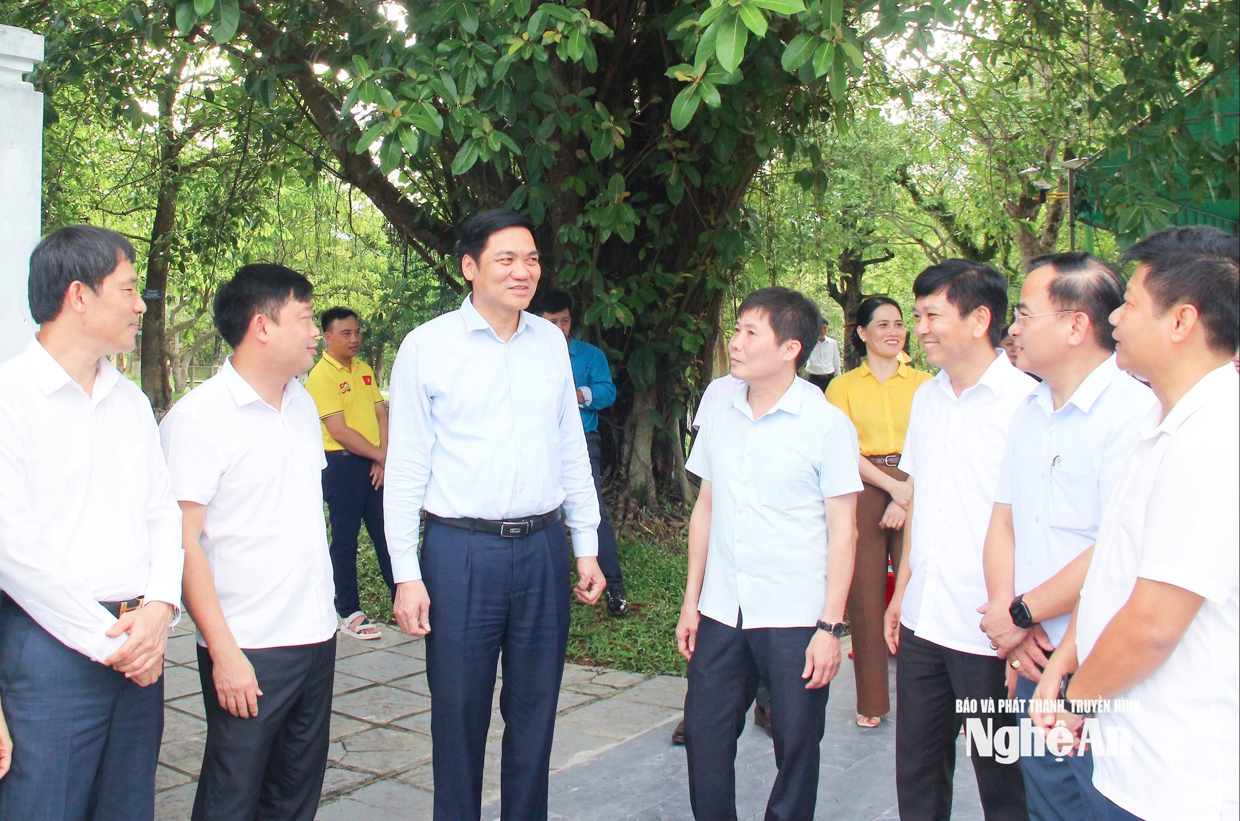 bna_-dong-chi-hoang-nghia-hieu-pho-bi-thu-thuong-truc-tinh-uy-chu-tich-hdnd-tinh-trao-doi-dong-vien-doi-ngu-can-bo-co-so-khac-phuc-kho-khan.-anh-mai-hoa.jpg