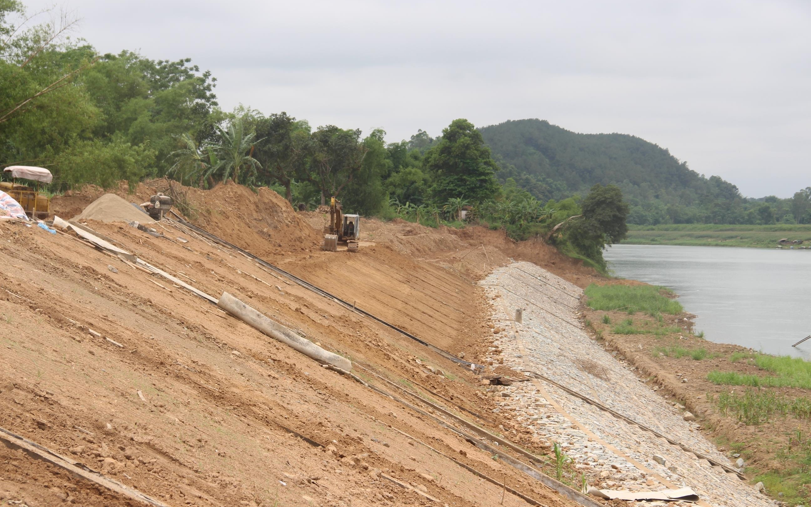 Cử tri xã Hùng Sơn, Cẩm Sơn, Long Sơn kiến nghị đầu tư hạ tầng giao thông và kè Sông Lam