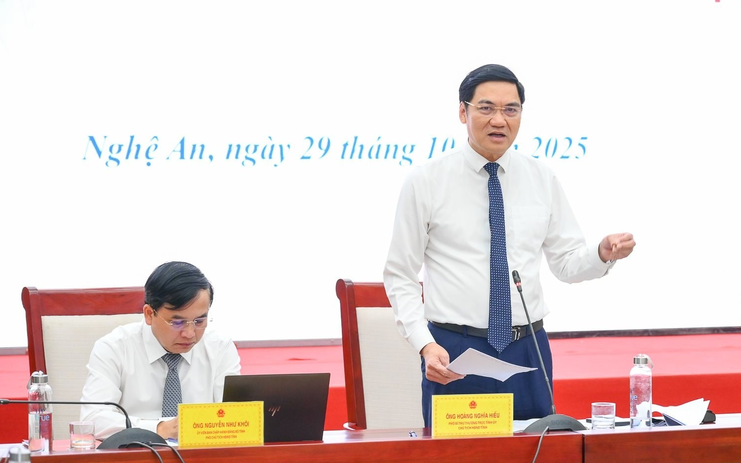 Tích cực tháo gỡ khó khăn, vướng mắc trong công tác sắp xếp, bố trí cán bộ, công chức và trụ sở, tài sản công, các điều kiện làm việc để chính quyền địa phương cấp xã vận hành thông suốt, hiệu quả