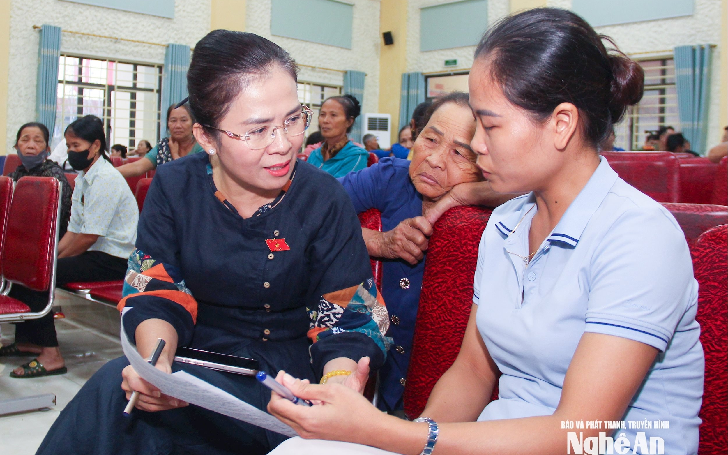 Đồng chí Võ Thị Minh Sinh tiếp xúc cử tri tại xã Minh Châu