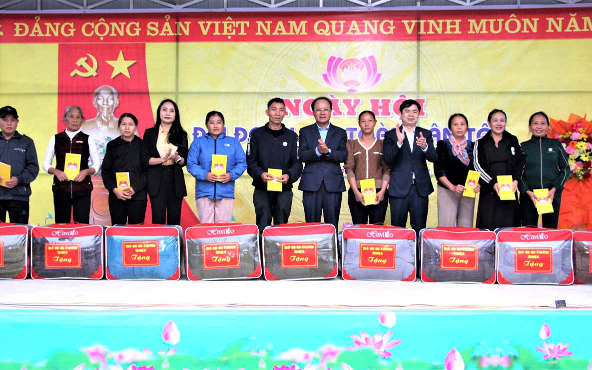 Đồng chí Nguyễn Nam Đình – Phó Chủ tịch Thường trực HĐND tỉnh dự Ngày hội Đại đoàn kết toàn dân tộc tại thôn Tường Đình, xã Đại Đồng