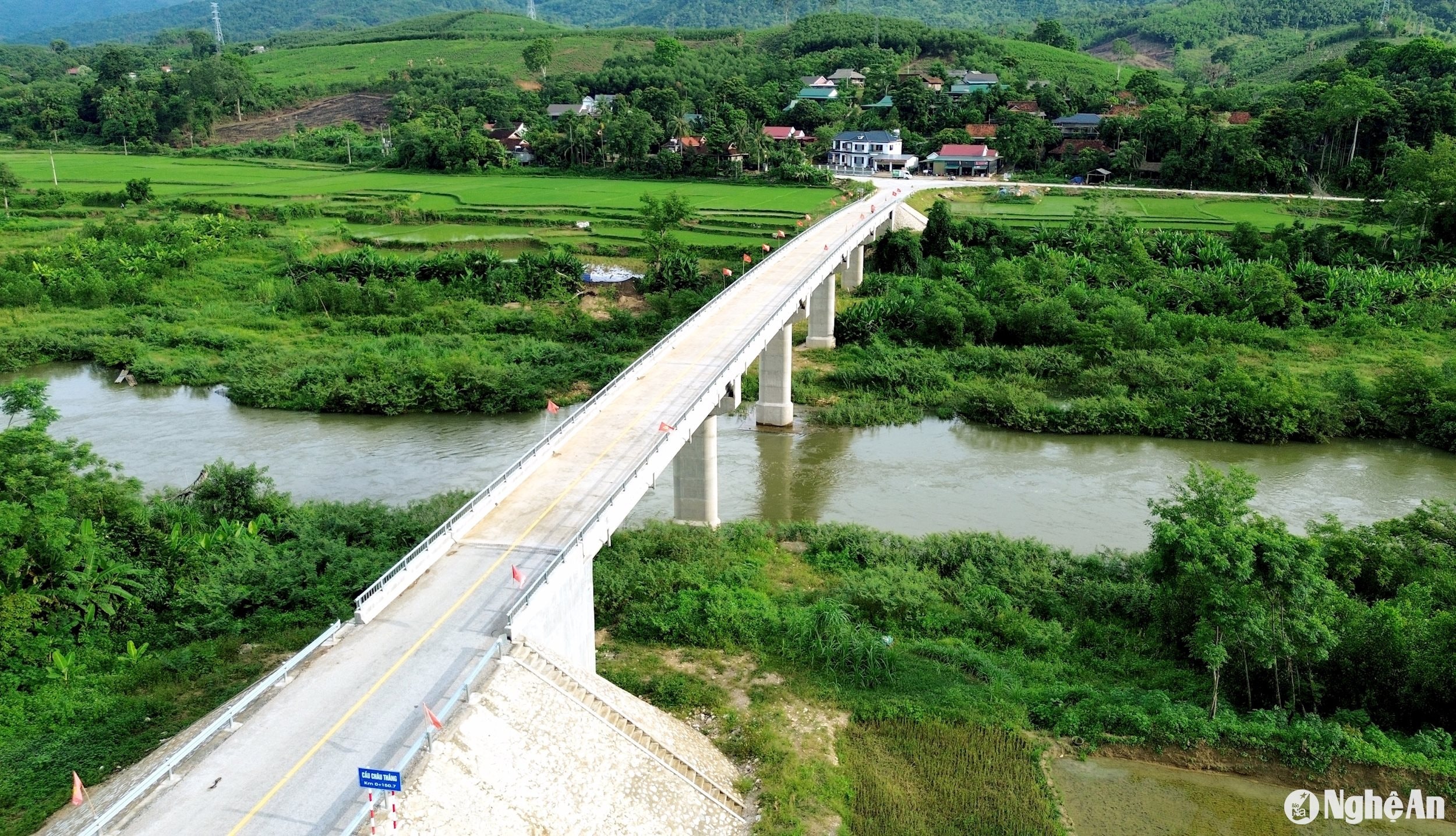 Đề xuất đầu tư xây dựng cầu bản tằn 2, xã quỳ châu để đảm bảo đi lại an toàn cho người dân