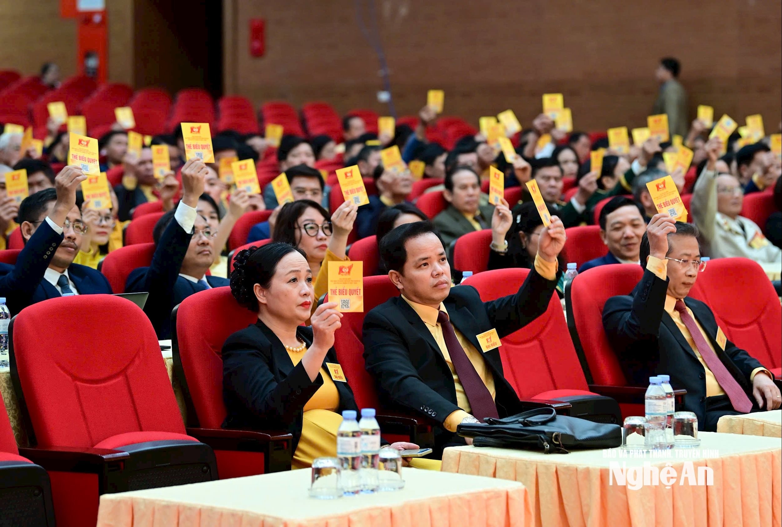 bna_-1-cac-dai-bieu-chinh-thuc-bieu-quyet-hiep-thuong-cu-doan-chu-tich-va-thu-ky-dai-hoi.-anh-mai-hoa.jpg