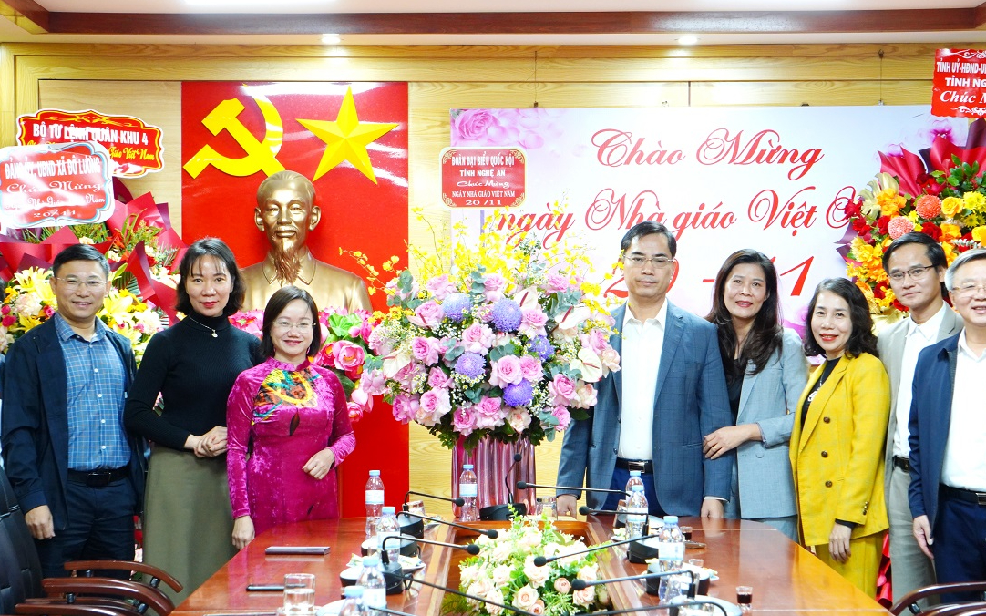 Đoàn đại biểu Quốc hội tỉnh Nghệ An chúc mừng Sở Giáo dục và Đào tạo nhân ngày Nhà giáo Việt Nam
