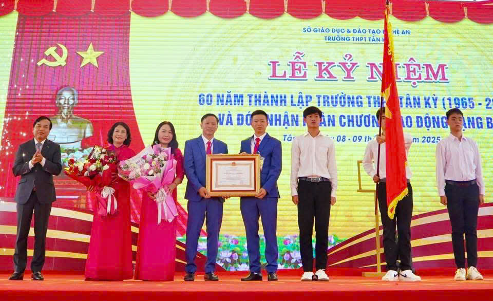 Tiếp nối hành trình ươm mầm các thế hệ công dân  có trí tuệ, bản lĩnh, khát vọng và giàu lòng nhân ái *