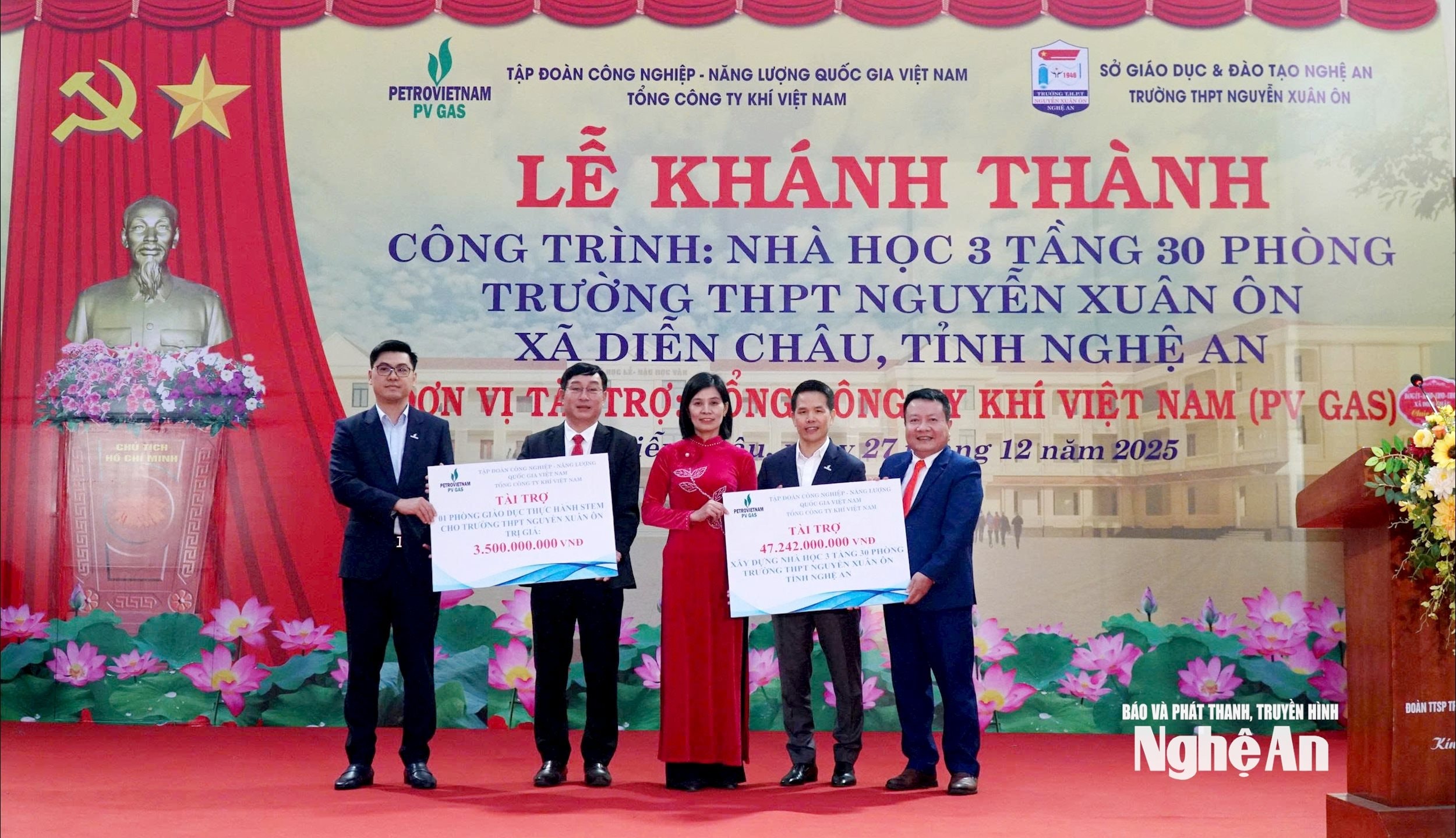 bna_lanh-dao-tong-cong-ty-khi-viet-nam-trao-bien-tai-tro-nha-hoc-3-tang-va-phong-hoc-stem-cho-truong-thpt-nguyen-xuan-on.-anh-my-ha.jpg