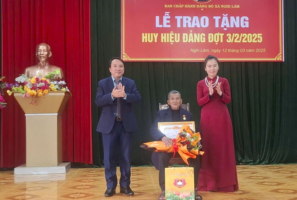 trao-tang-huy-hieu-75-nam-tuoi-dang-cho-dang-vien-nguyen-van-thung-chi-bo-7-dang-bo-xa-nghi-lam-nghi-loc-copy.jpg