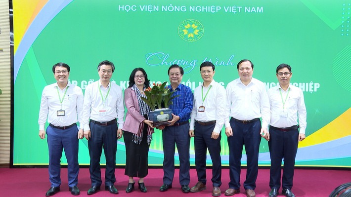 lanh-dao-truong-hoc-vien-nong-nghiep-viet-nam-trao-cay-tang-pho-chu-tich-quoc-hoi-le-minh-hoan-anh-hngoc.jpg