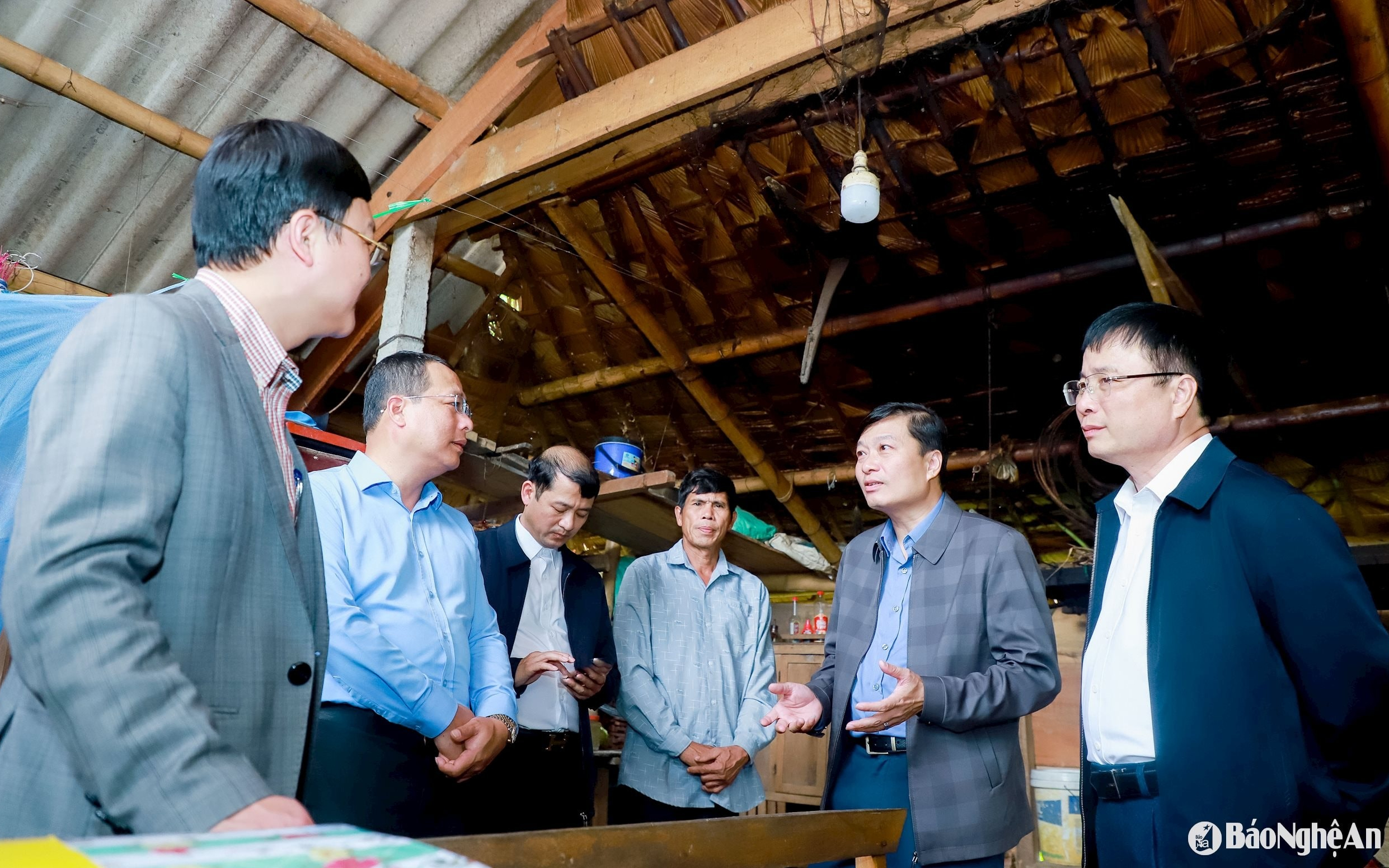 Chủ tịch UBND tỉnh Nghệ An yêu cầu khẩn trương cấp đất, hỗ trợ xóa nhà tạm cho người Đan Lai ở Con Cuông