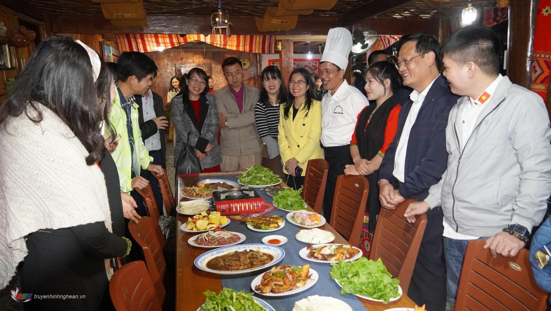 rai_nghiem_khong_gian_va_am_thuc_dan_toc_thai_tai_homestay_o_ban_nua_xa_yen_khe._20241213171742.jpg