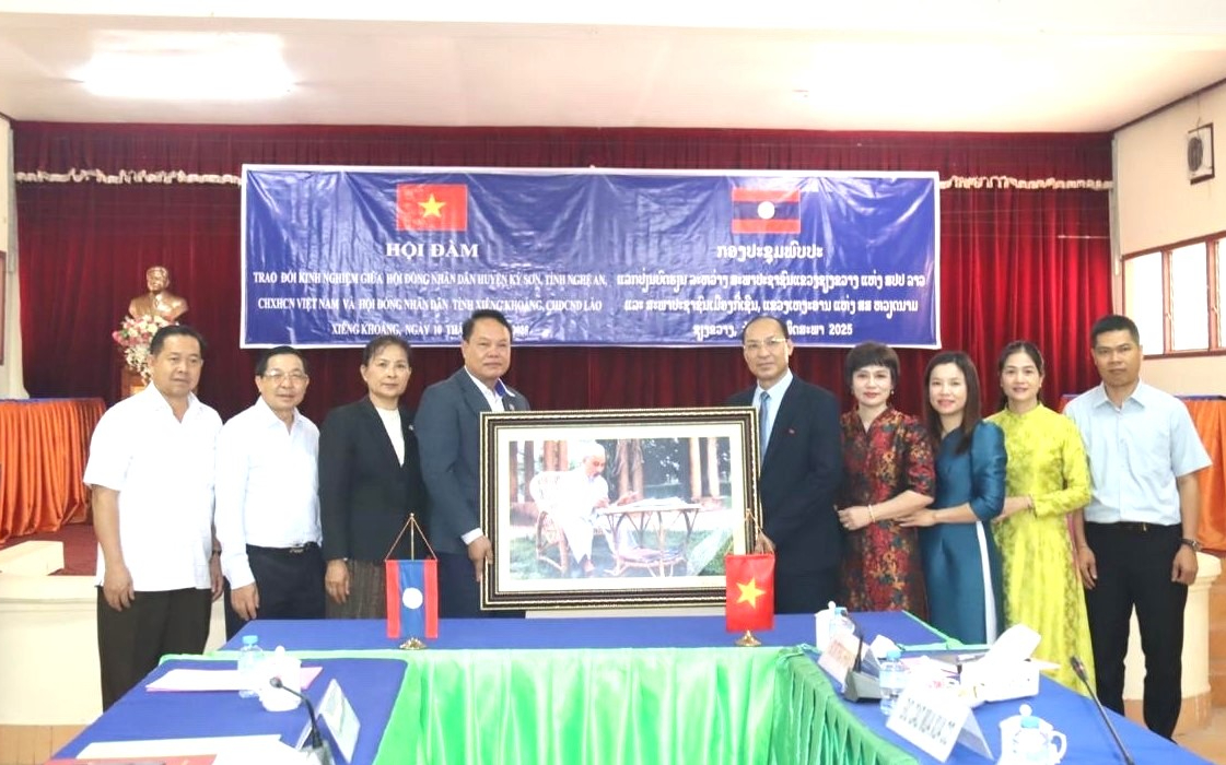 Đoàn công tác huyện Kỳ Sơn thăm và trao đổi kinh nghiệm tại tỉnh Xiêng Khoảng, Lào