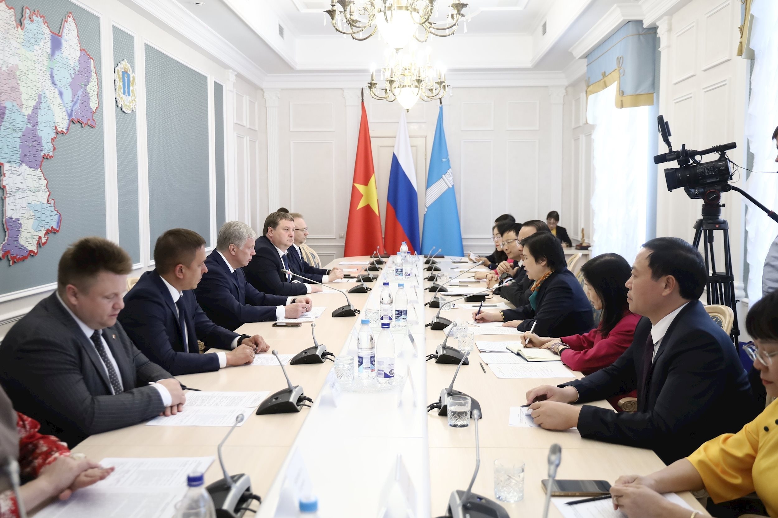 1.-bna_-toan-canh-cuoc-lam-viec.jpg