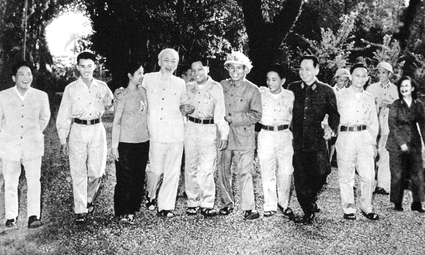 chu-tich-ho-chi-minh-voi-doan-dai-bieu-anh-hung-chien-si-thi-dua-cac-luc-luong-vu-trang-nhan-dan-giai-phong-mien-nam-ra-tham-mien-bac-nam-1965..jpg