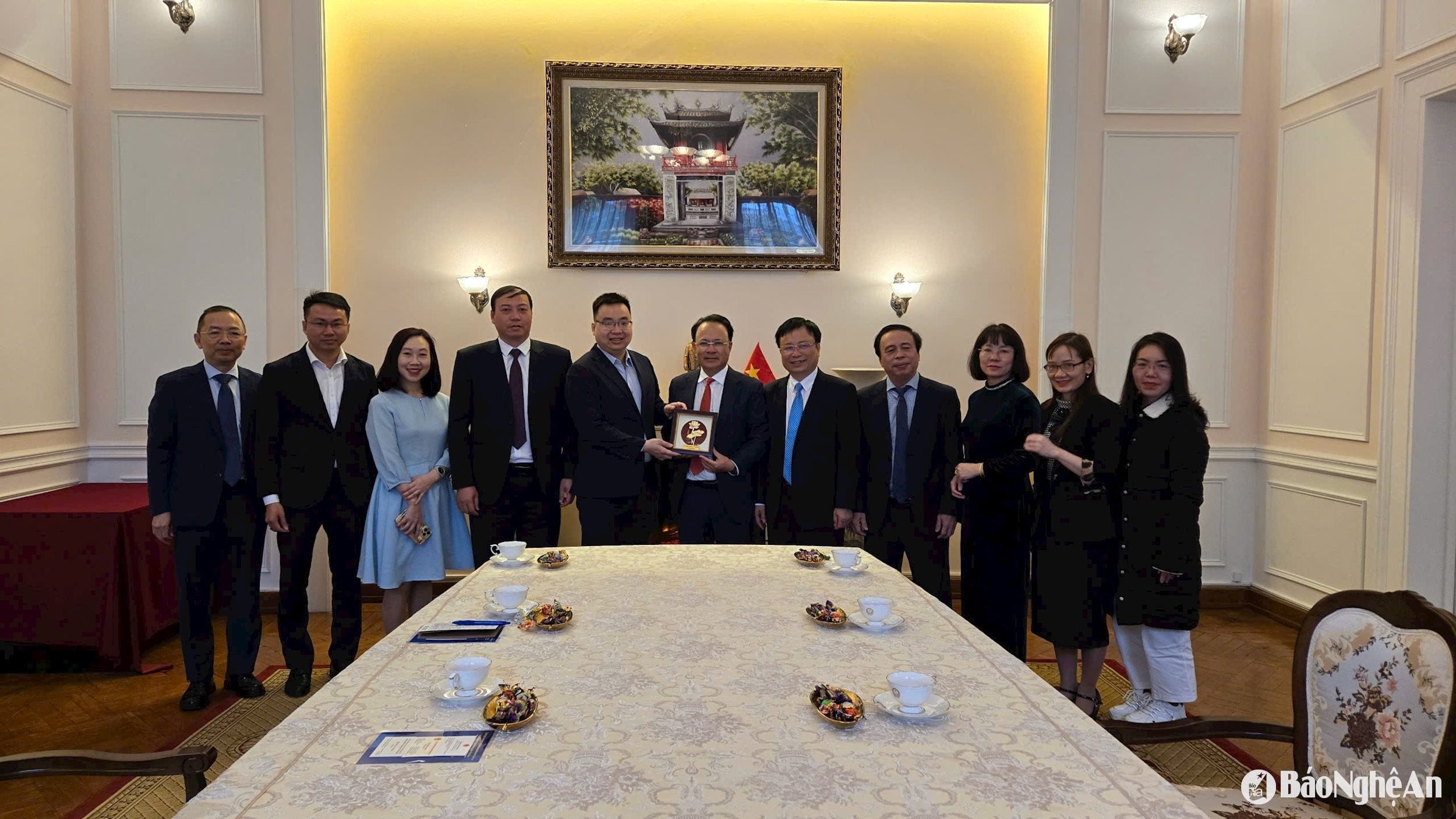 bna_-cac-dai-bieu-chup-anh-luu-niem-tai-cuoc-lam-viec-tai-dai-su-quan.jpg