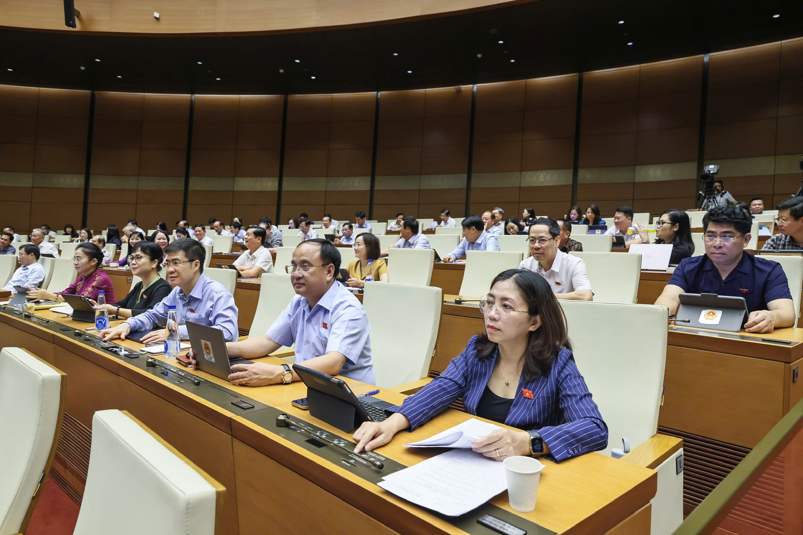 Đại biểu Quốc hội biểu quyết thông qua Nghị quyết về việc rút ngắn nhiệm kỳ Quốc hội khóa XV và Hội đồng nhân dân các cấp nhiệm kỳ 2021-2026; Ngày bầu cử đại biểu Quốc hội khóa XVI và đại biểu Hội đồng nhân dân các cấp nhiệm kỳ 2026-2031. (Ảnh: THỦY NGUYÊN)