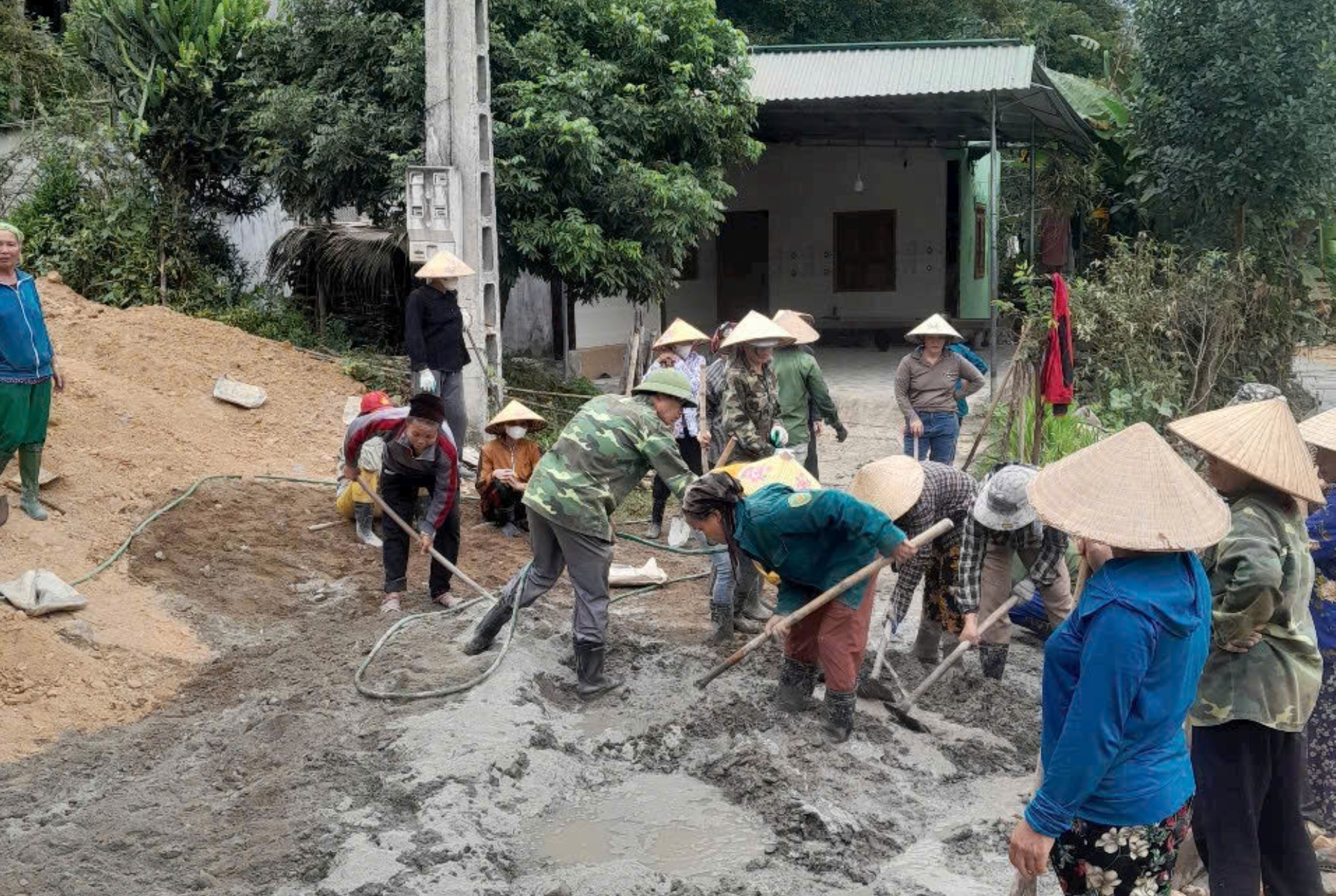nguoi-dan-xa-tam-quang-tuong-duong-chung-tay-xay-dung-duong-giao-thong-nong-thon-moi.png