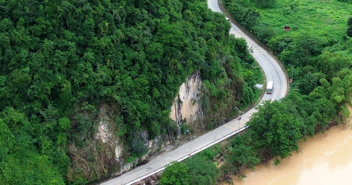 Cử tri huyện Con Cuông lo ngại về sạt lở ở khu vực eo Vực Bồng và chế độ cho người cống hiến lâu năm