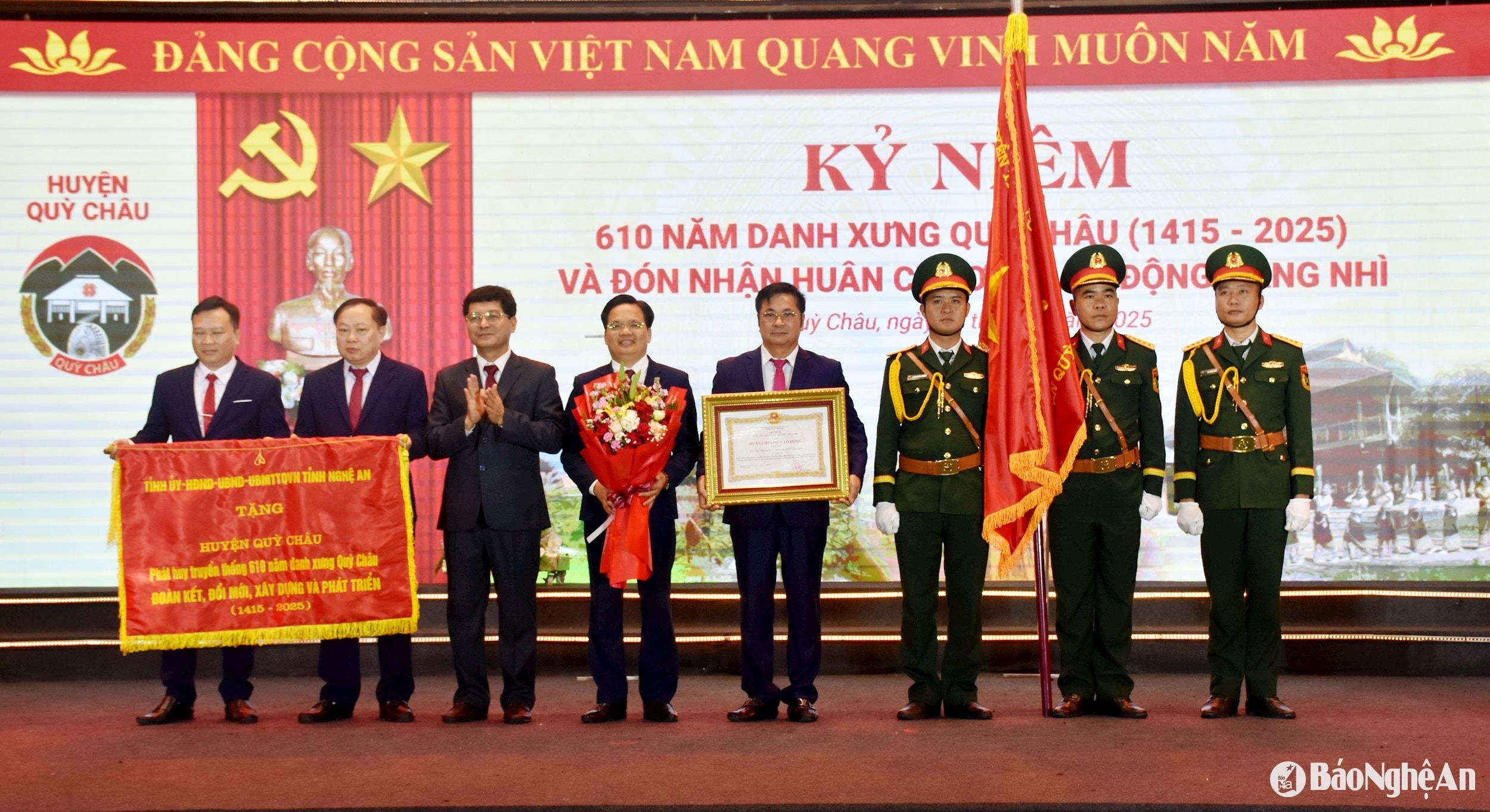bna_-a-hoang-trao-trao-huan-chuong-lao-dong-hang-nhi-cho-dang-bo-va-nhan-dan-huyen-quy-chau.-anh-thu-huong.jpg