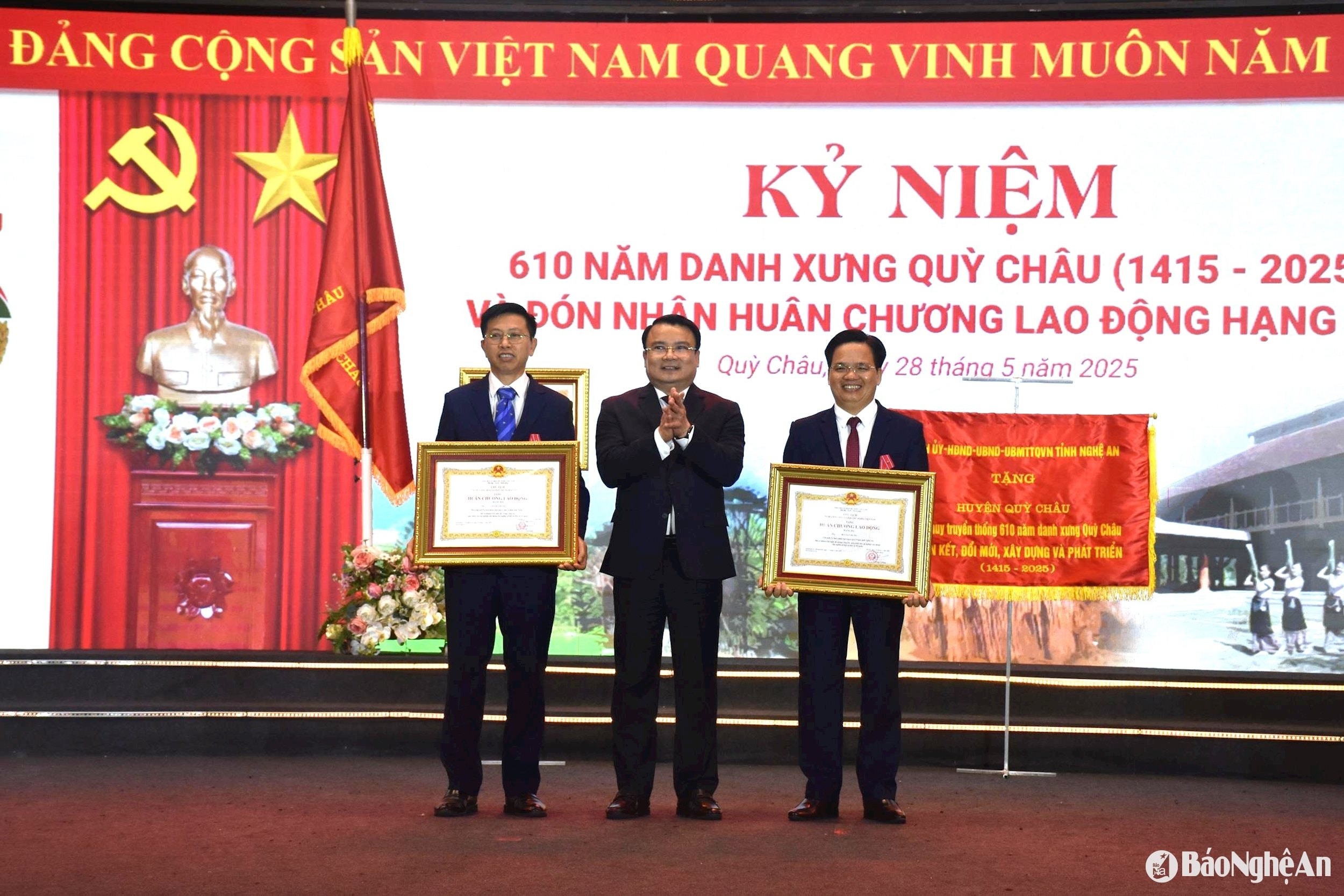 bna_-thua-uy-quyen-dong-chi-phung-thanh-vinh-pho-chu-tich-ubnd-tinh-trao-huan-chuong-lao-dong-hang-ba-cho-cac-ca-nhan.-anh-thu-huong.jpg