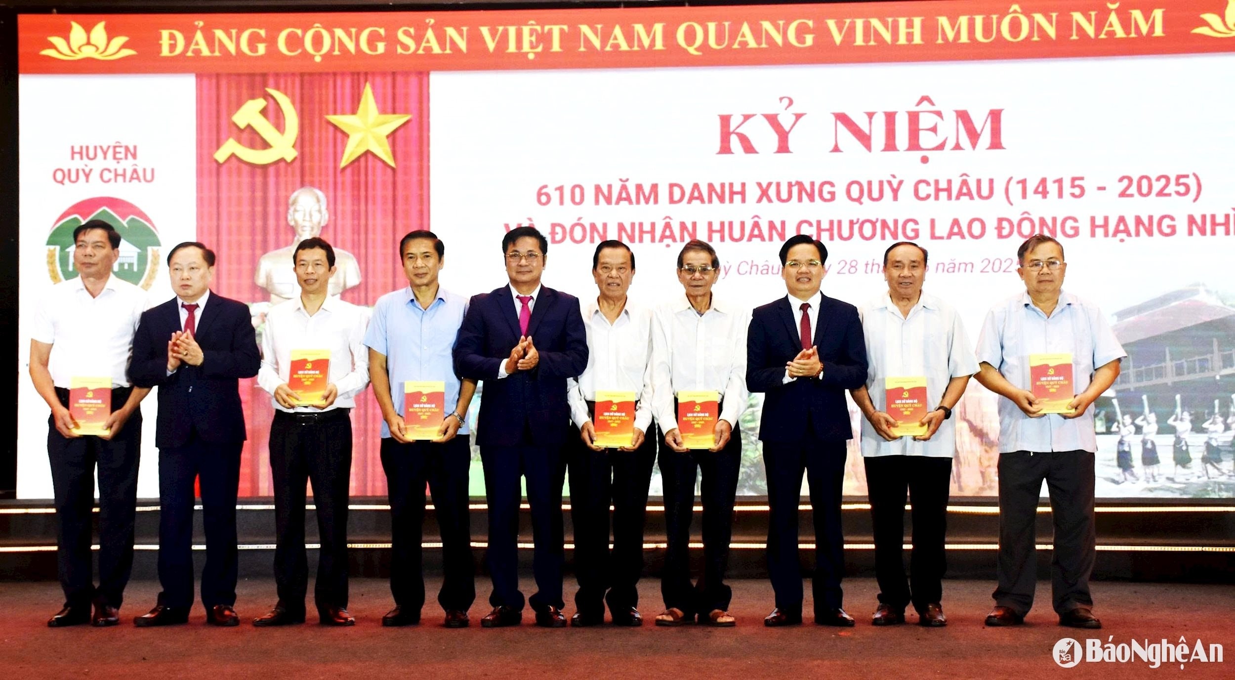 bna_-trao-tang-ky-yeu-cho-cac-dong-chi-nguyen-lanh-dao-huyen-quy-chau.-anh-thu-huong.jpg