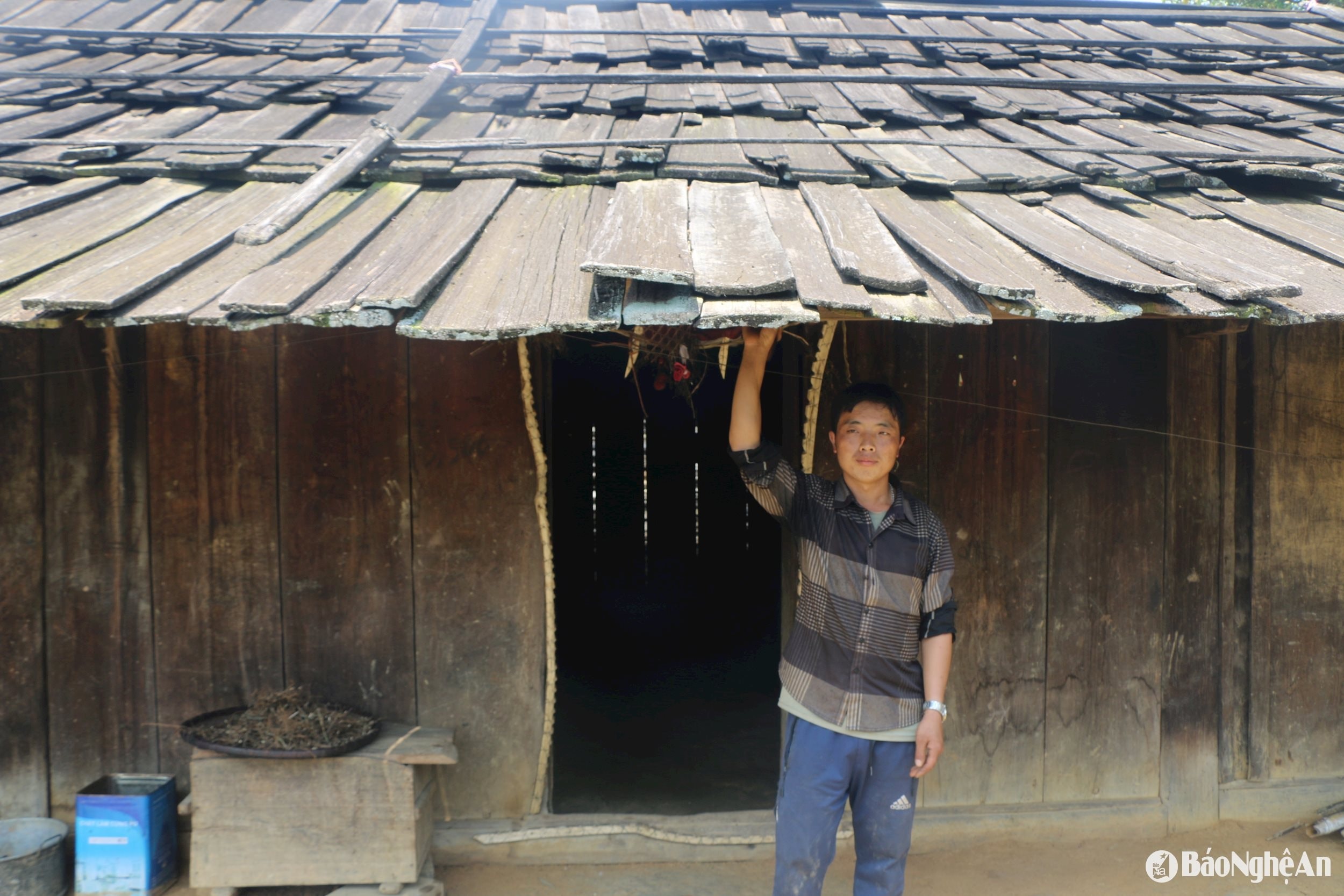 bna_anh-xong-ba-re-o-ban-buoc-mu-2-xa-na-ngoi-ben-ngoi-nha-lop-mai-samu-do-cha-ong-de-lai.-anh-khanh-ly.jpg