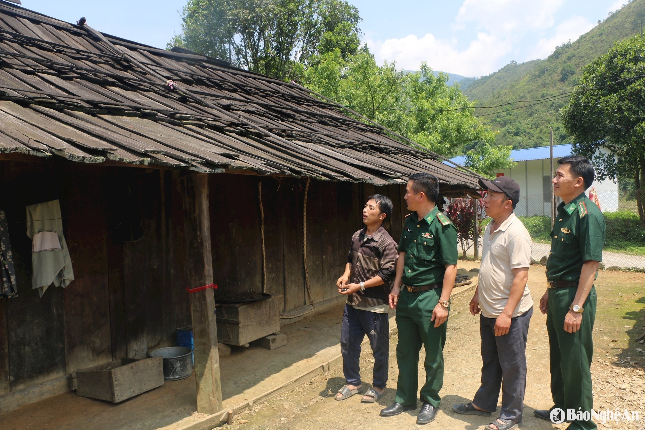 bna_anh-xong-ba-re-o-ban-buoc-mu-xa-na-ngoi-ben-ngoi-nha-lop-mai-samu-co-tham-nien-hon-40-nam.-anh-khanh-ly.jpg