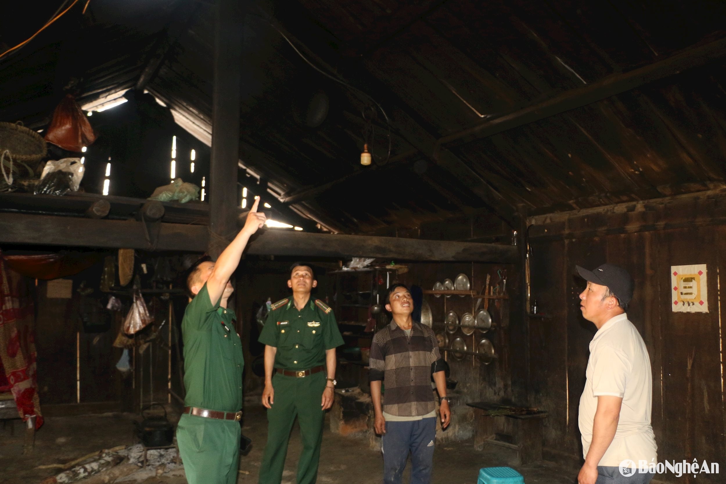 bna_ben-trong-ngoi-nha-lop-mai-samu-cua-anh-xong-ba-re-o-ban-buoc-mu-2-xa-na-ngoi.-anh-khanh-ly.jpg