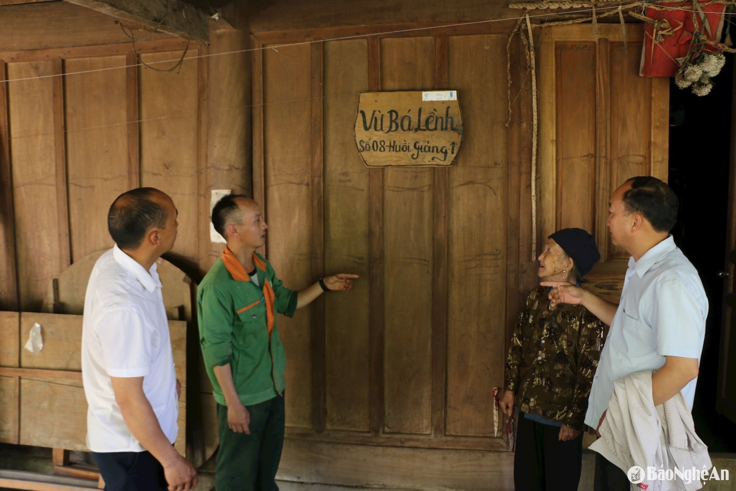 bna_cu-lau-y-ia-96-tuoi-o-ban-huoi-giang-1-dang-song-chung-trong-ngoi-nha-lop-mai-samu-co-voi-gia-dinh-con-trai-la-anh-vu-ba-lenh..jpg