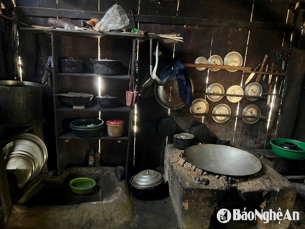 bna_khong-gian-ben-trong-ngoi-nha-co-noi-moi-vat-dung-van-luu-giu-net-moc-mac-nguyen-so-cua-nguoi-mong.-anh-khanh-ly.jpg