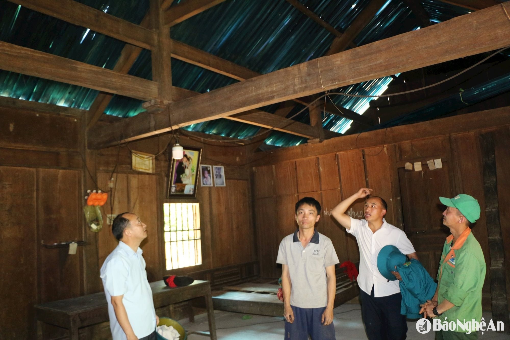bna_nha-anh-vu-ba-phu-o-ban-huoi-giang-xa-tay-son-da-lop-nhua-xanh-ben-duoi-mai-samu-de-chong-dot.-anh-khanh-ly(1).jpg
