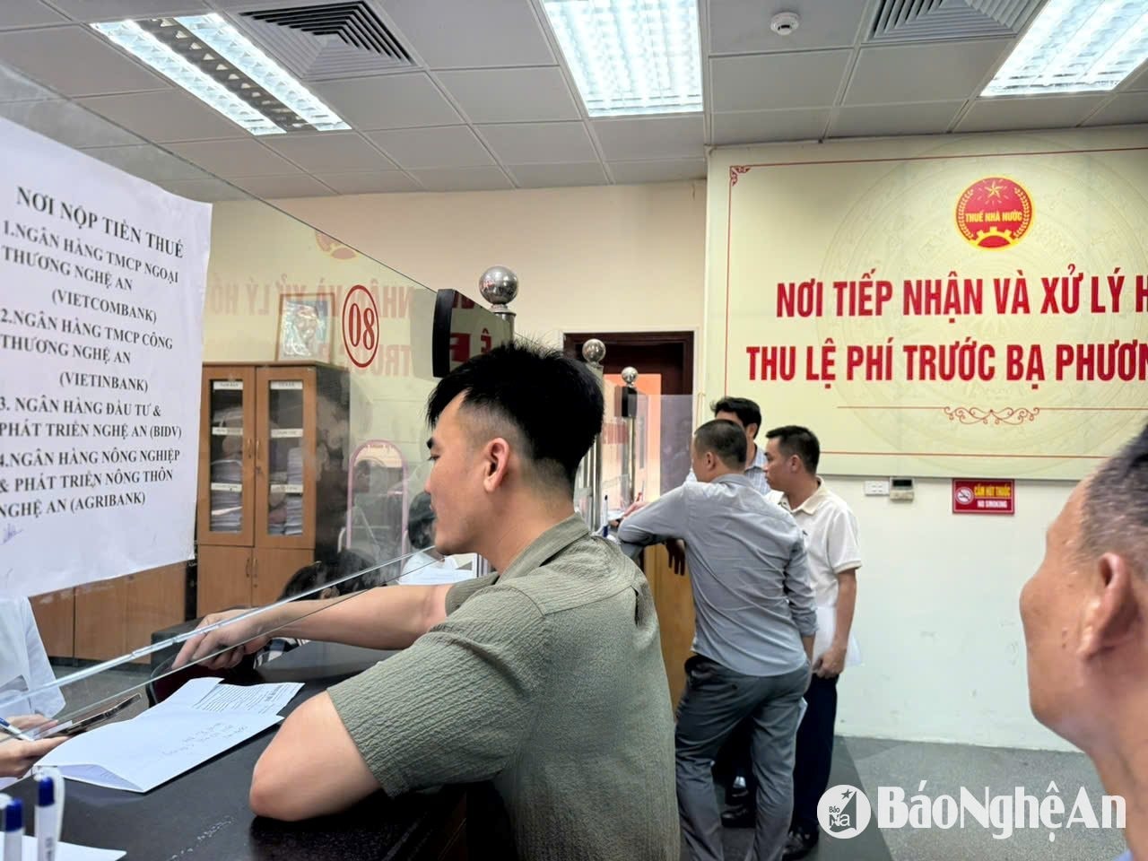 bna_-nguoi-dan-lam-thu-tuc-nap-thue-truoc-ba-tai-chi-cuc-thue-vinh.jpg