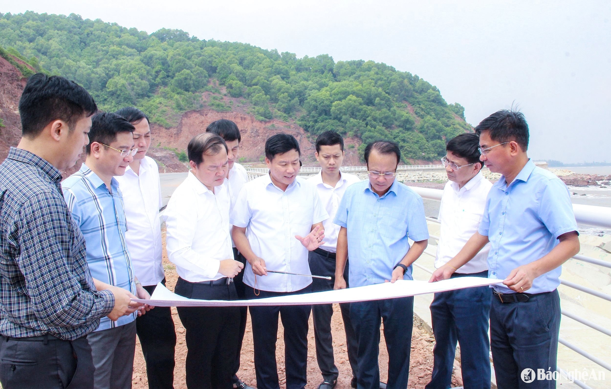 bna_-lanh-dao-hdnd-ubnd-tinh-cung-so-xay-dung-kiem-tra-tuyen-duong-ven-bien-doan-qua-huyen-dien-chau.-anh-mai-hoa.jpg
