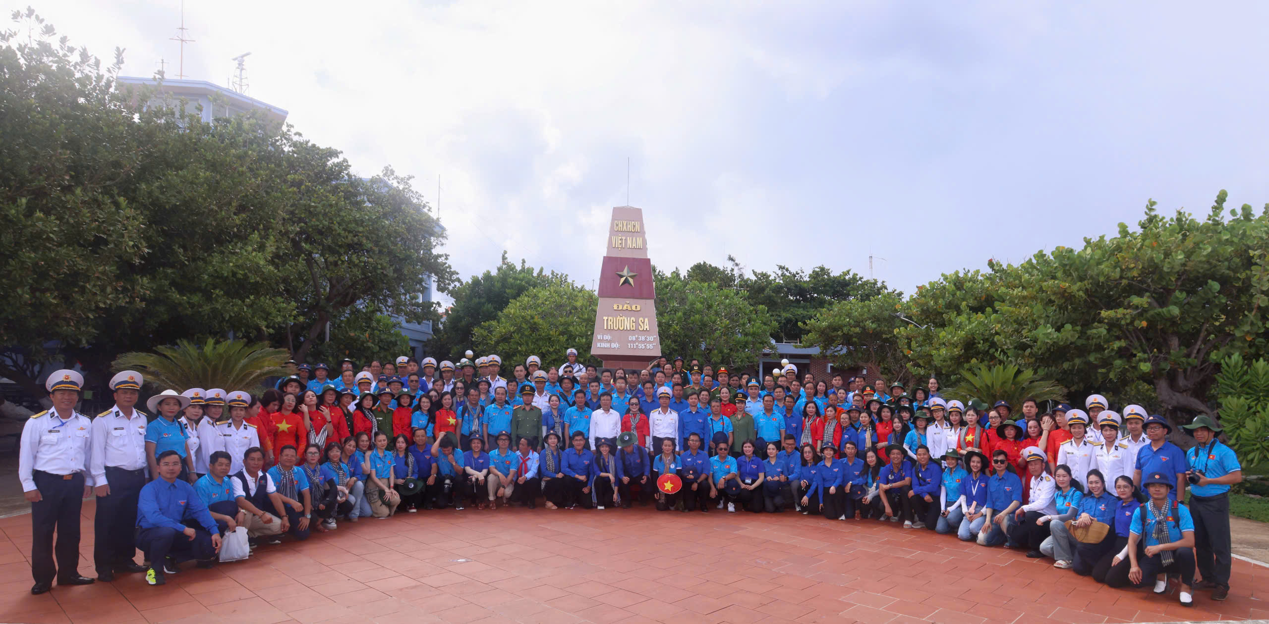 bna_doan-dai-bieu-tinh-nghe-an-chup-anh-tai-dao-truong-sa.jpg
