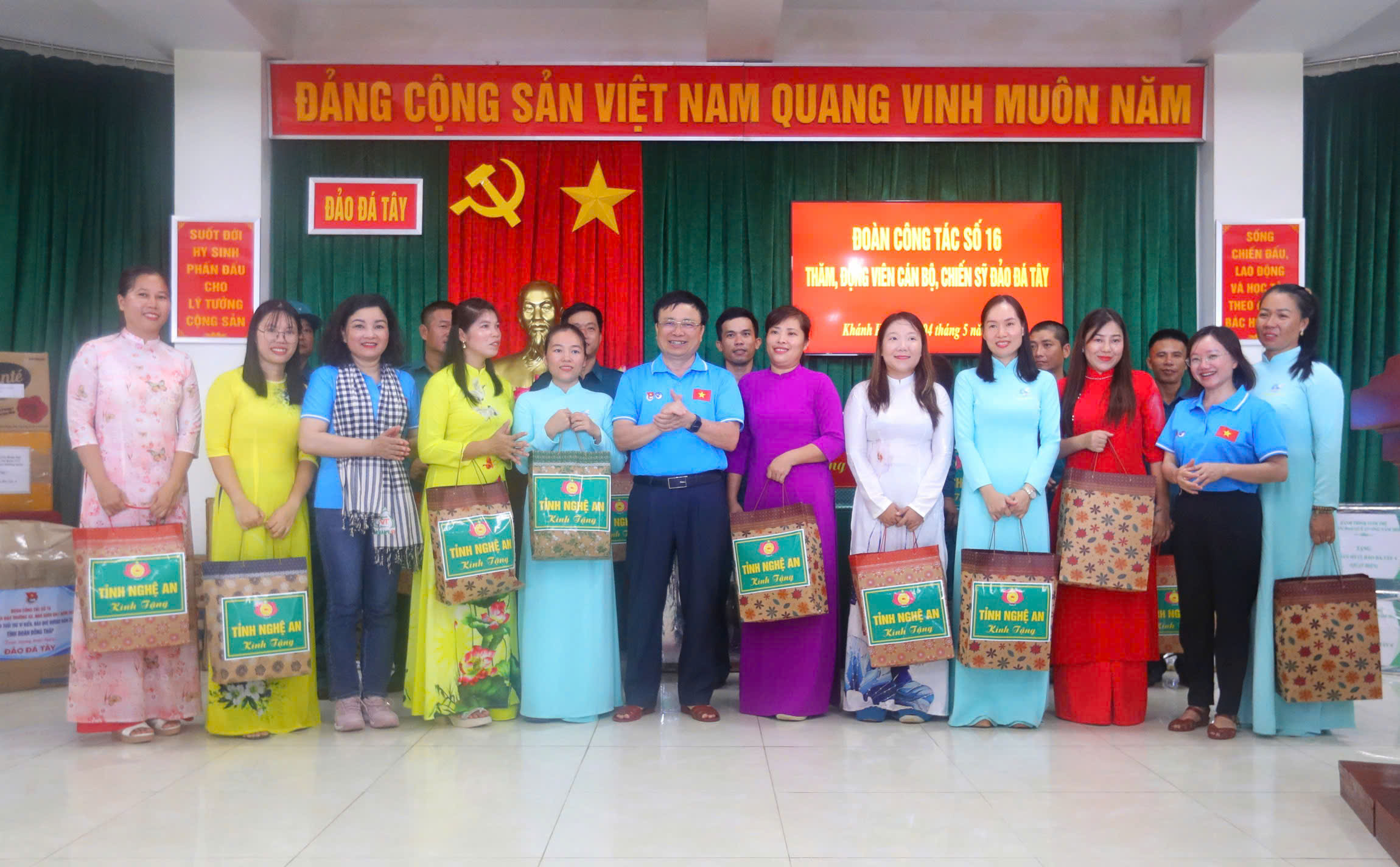 bna_doan-dai-bieu-tinh-nghe-an-tang-qua-cho-cac-ho-dan-tren-dao-da-tay.jpg