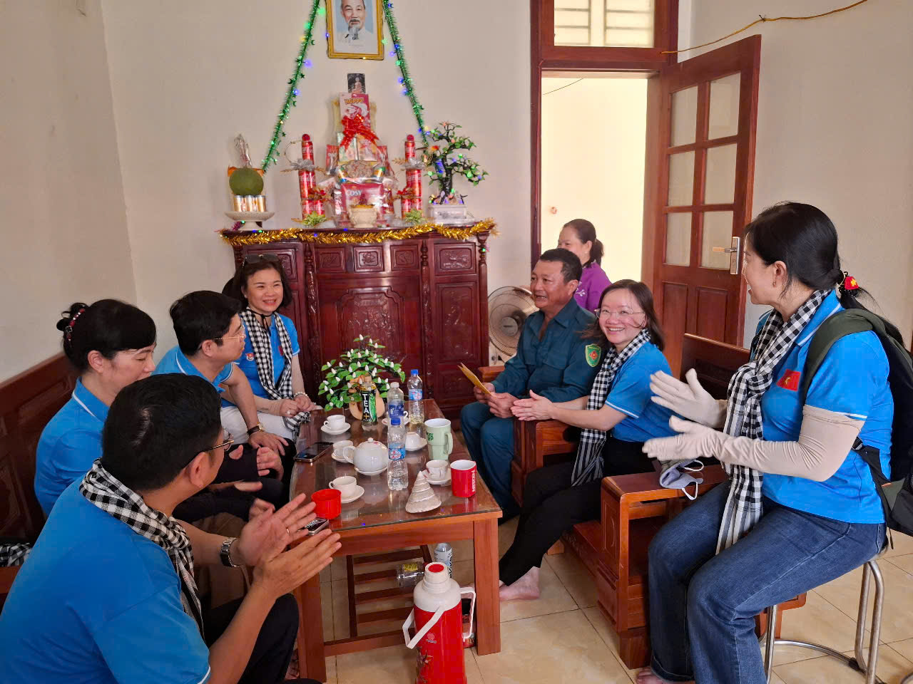 bna_d.c-thai-thi-an-chung-den-tham-tang-qua-cho-ho-dan-tren-dao-da-tay-a.jpg