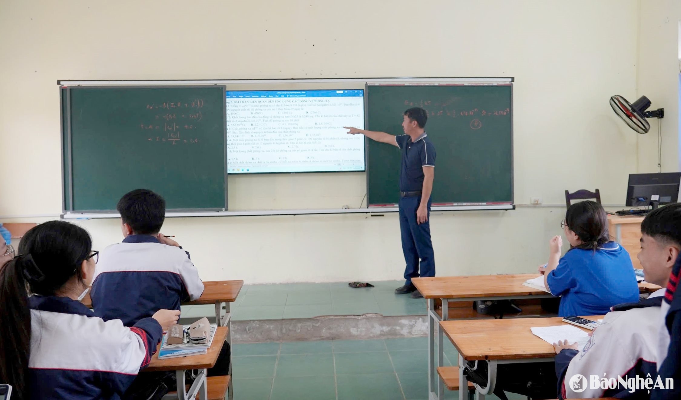 bna_mot-gio-on-tap-cua-hoc-sinh-lop-12-truong-thpt-anh-son-1.-anh-my-ha.jpg