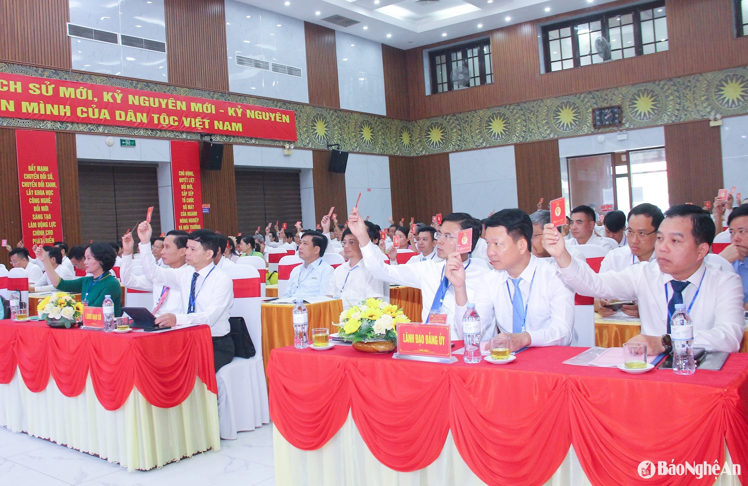 bna_-cac-dang-vien-bieu-quyet-tan-thanh-.jpg