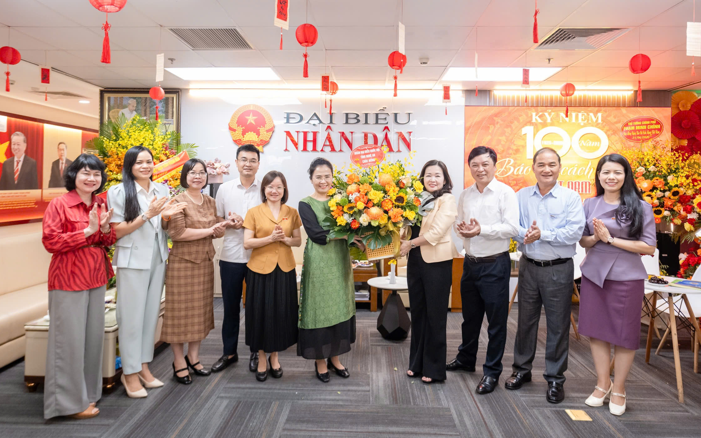 Lãnh đạo Đoàn ĐBQH tỉnh Nghệ An chúc mừng Báo Đại biểu Nhân dân nhân dịp kỷ niệm 100 năm Ngày Báo chí Cách mạng Việt Nam