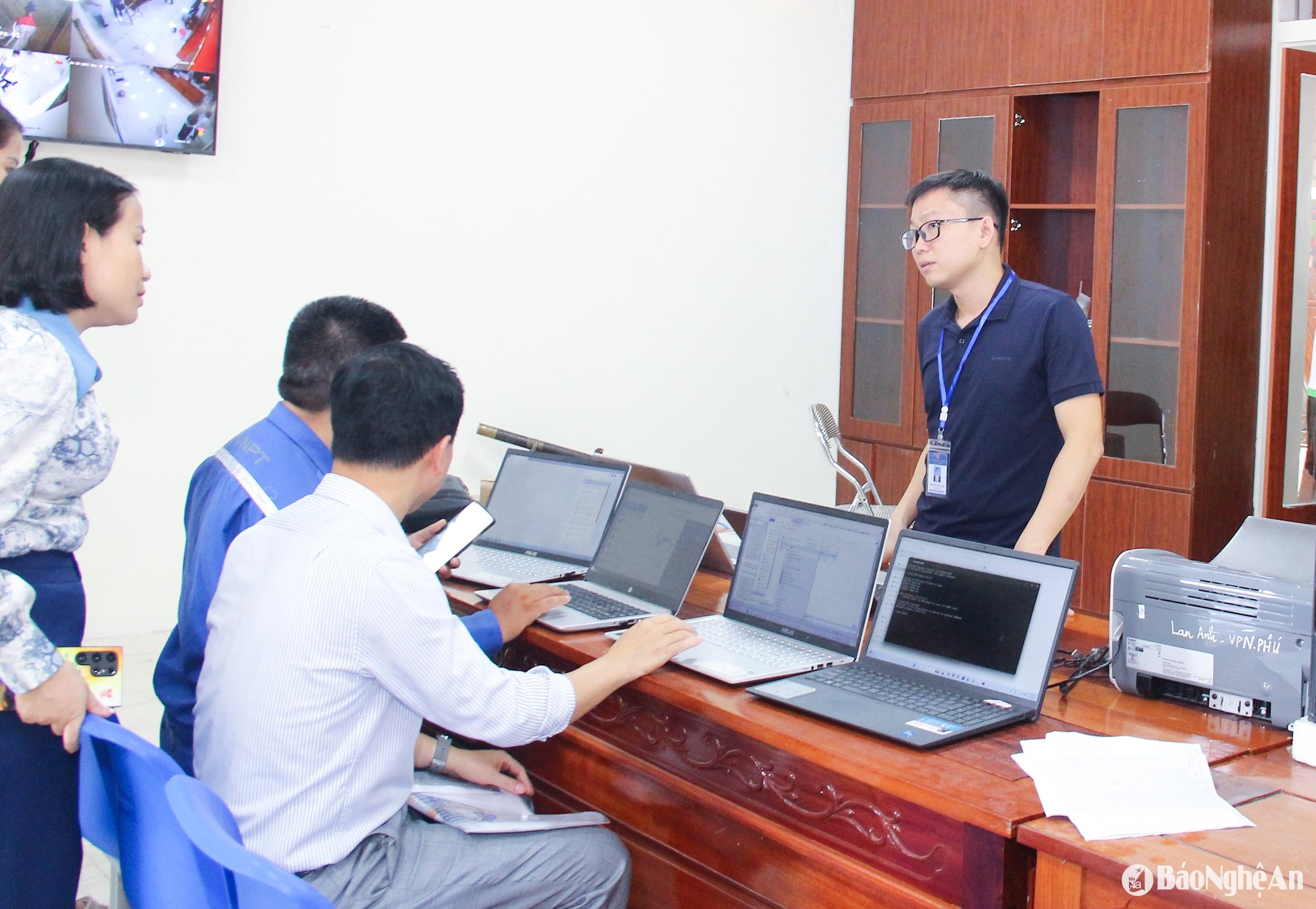 bna_-1bna_-cai-dat-phan-mem-an-toan-bao-mat-cho-cac-may-tinh-phuc-vu-hanh-chinh-cong-tai-trung-tam-hanh-chinh-cong-phuong-vinh-phu.-anh-mai-hoa.jpg