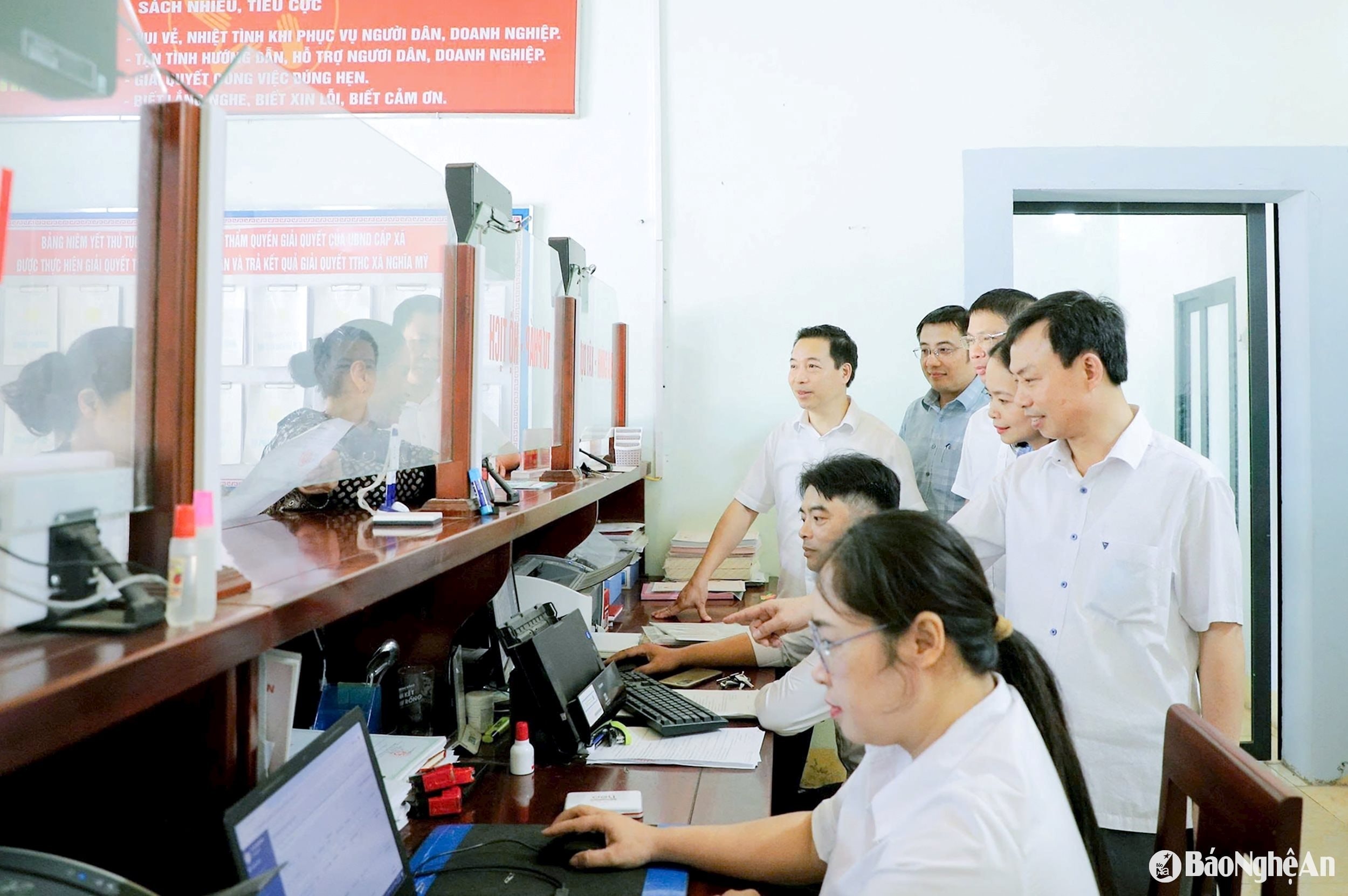 bna_-bo-phan-22mot-cua-22-xa-nghia-my-thi-xa-thai-hoa-giai-quyet-thu-tuc-hanh-chinh-cho-nguoi-dan.-.jpg