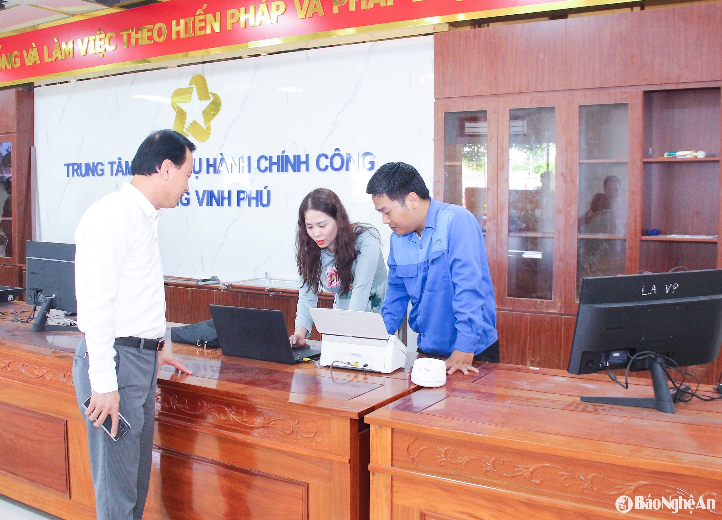 bna_-can-bo-cong-chuc-trung-tam-phuc-vu-hanh-chinh.-anh-mai-hoa.jpg